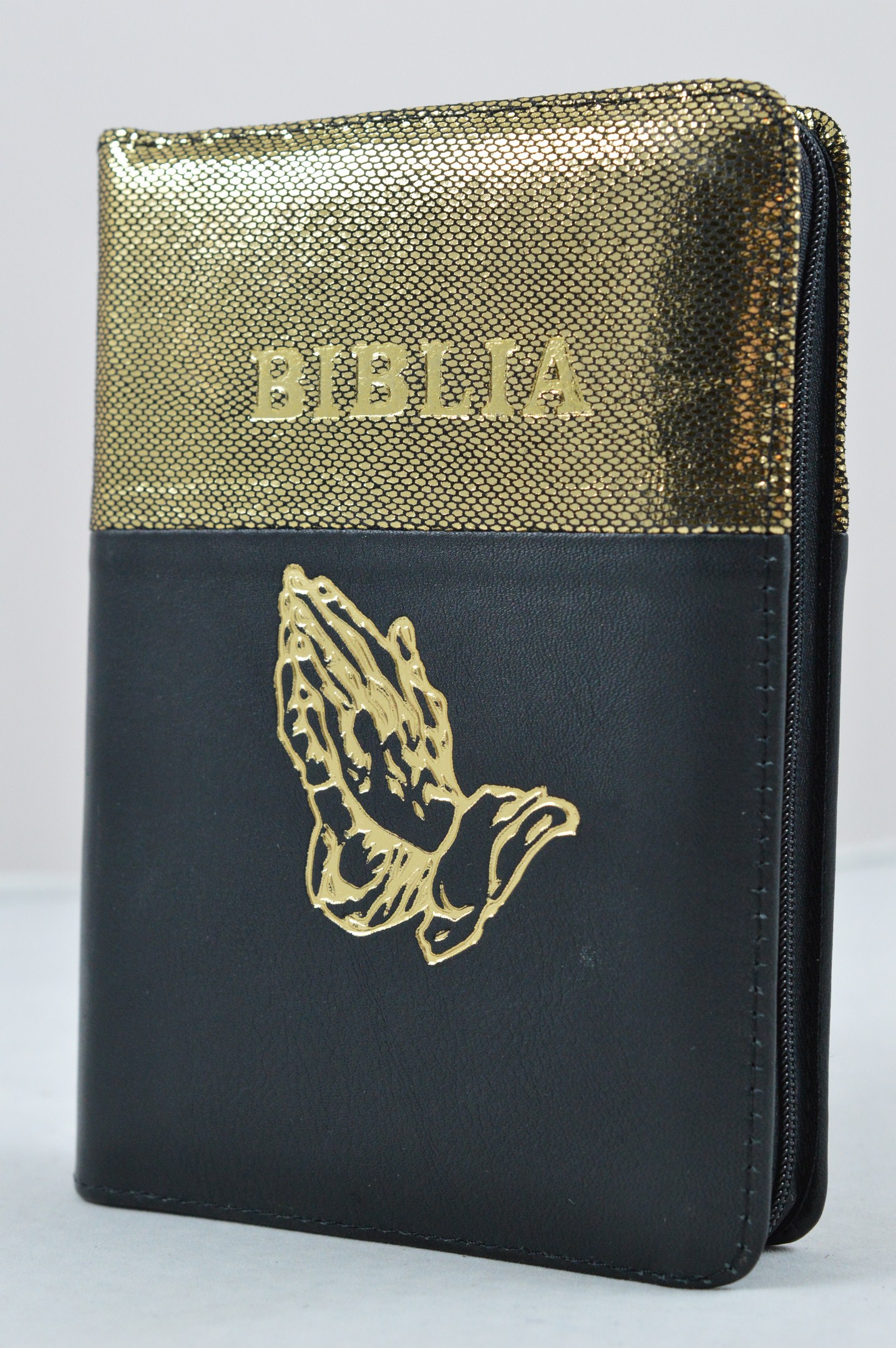 Biblie din piele, dimensiune, negru cu imprimeu auriu, fermoar, simbol maini in ruga, cuv. lui Isus in rosu [043 A]