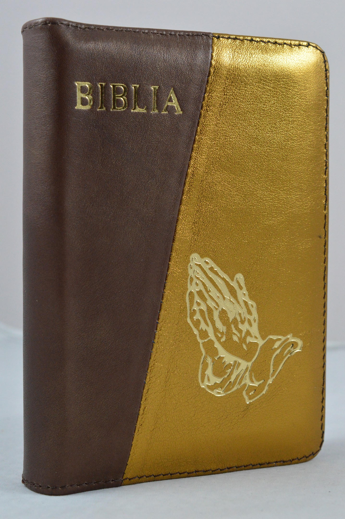 Biblie din piele, dimensiune, maro/aramiu sidefat, fermoar, simbol maini in ruga, cuv. lui Isus in rosu [043 A]