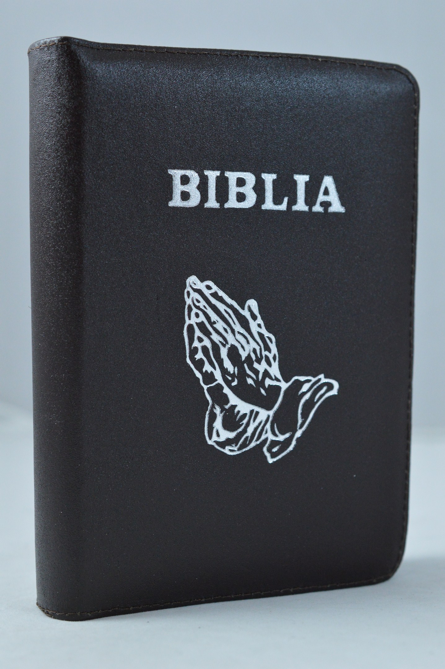 Biblia format mic, din piele, culoare maro brun, index, fermoar, margini argintii, simbol maini in ruga, cuv. lui Isus in rosu [047 PFI]