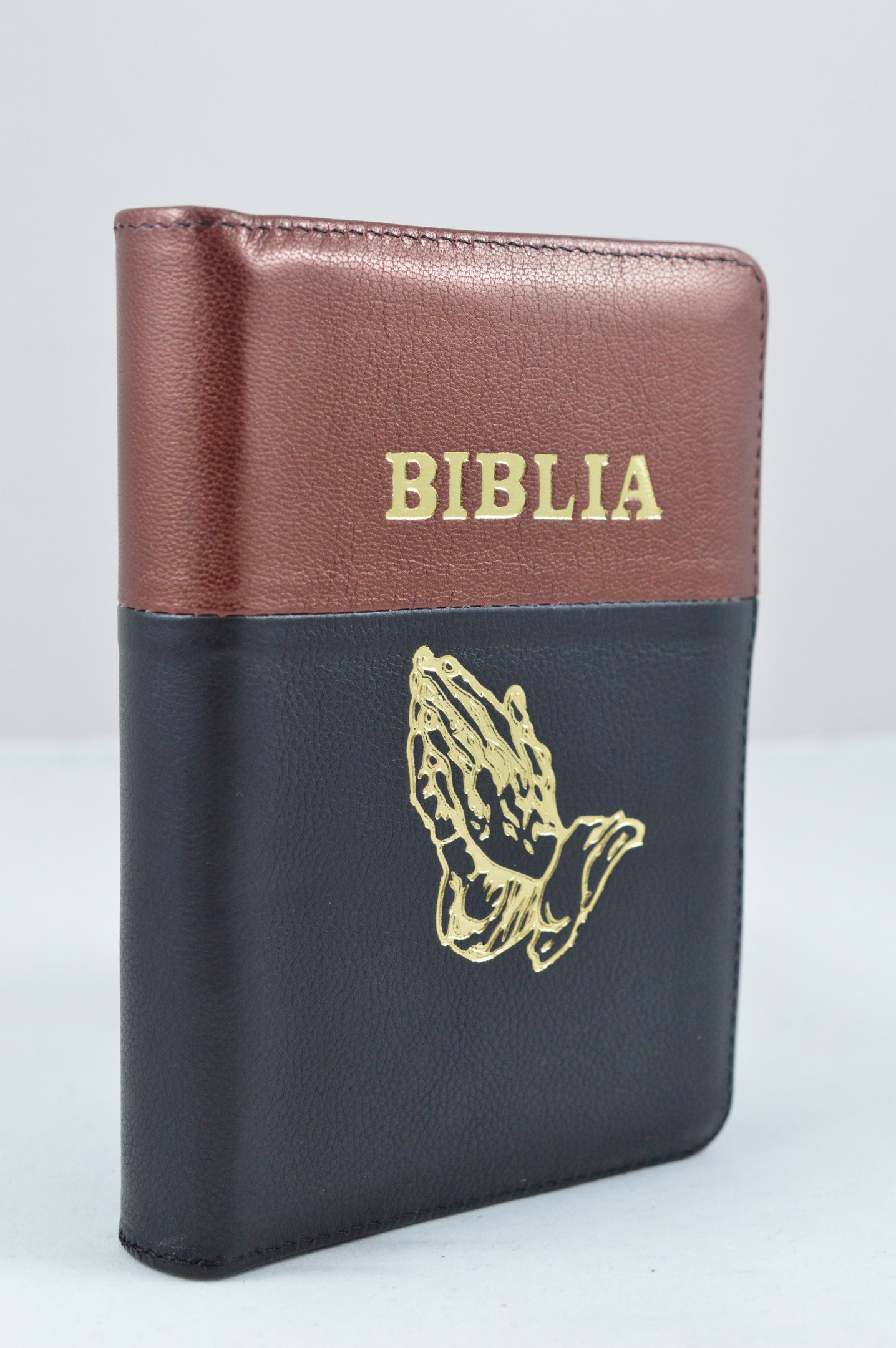 Biblie din piele, dimensiune mica, negru cu maro sidefat, fermoar, simbol maini in rugaciune, cuv. lui Isus in rosu [043 A]