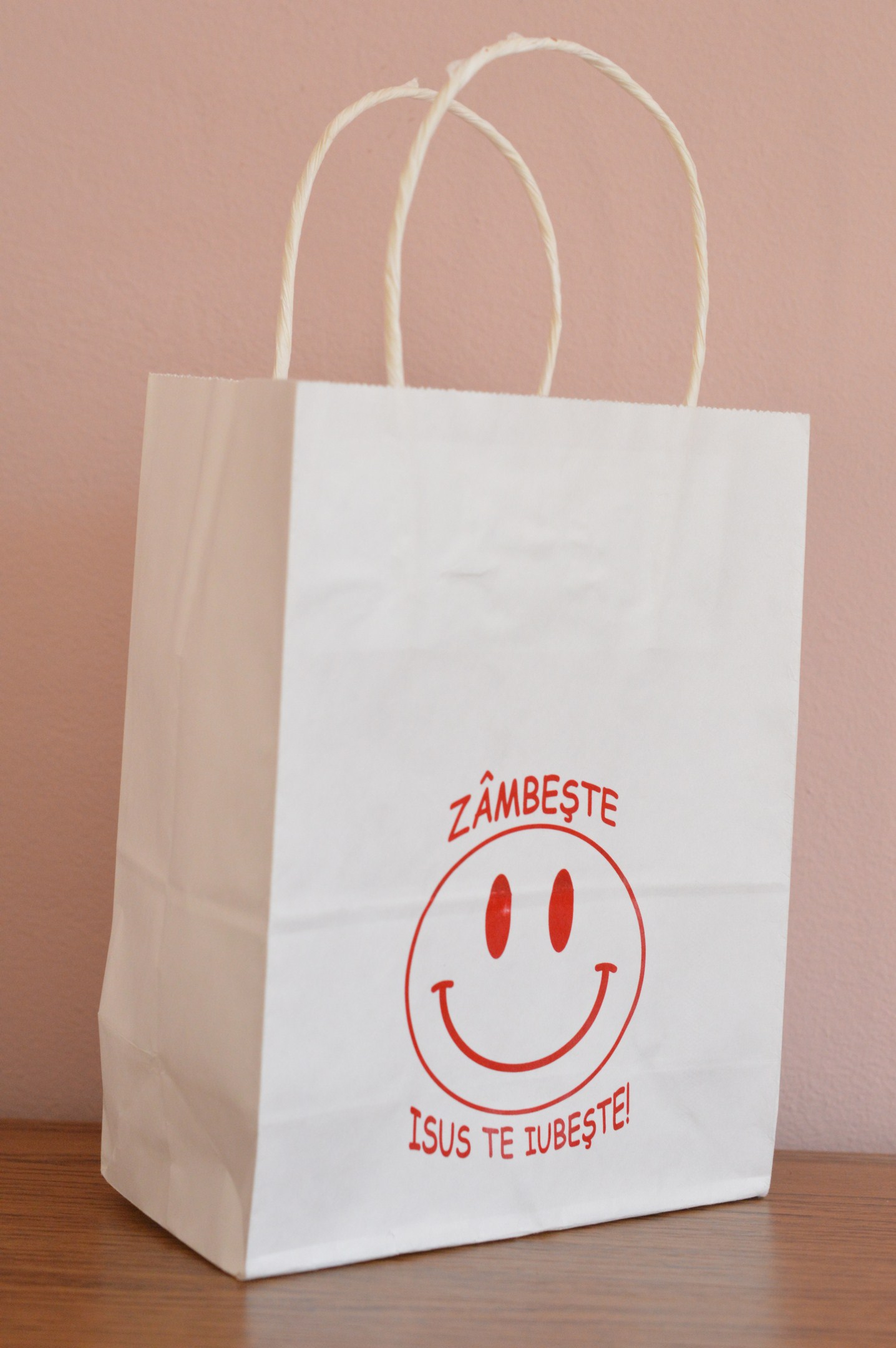 Punga mica pentru cadou - Zambeste Isus te iubeste Punga mica pentru cadou - Zambeste Isus te iubeste