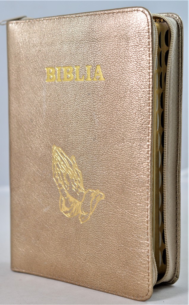 Biblie din piele, marime medie, culoare auriu, simbol maini in rugaciune, fermoar, index, margini aurii, [SB 057 PFI]