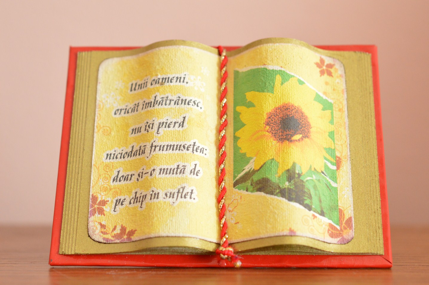 Carte decorativa magnetica - Unii oameni, oricat imbatranesc... (7x9,50 cm)