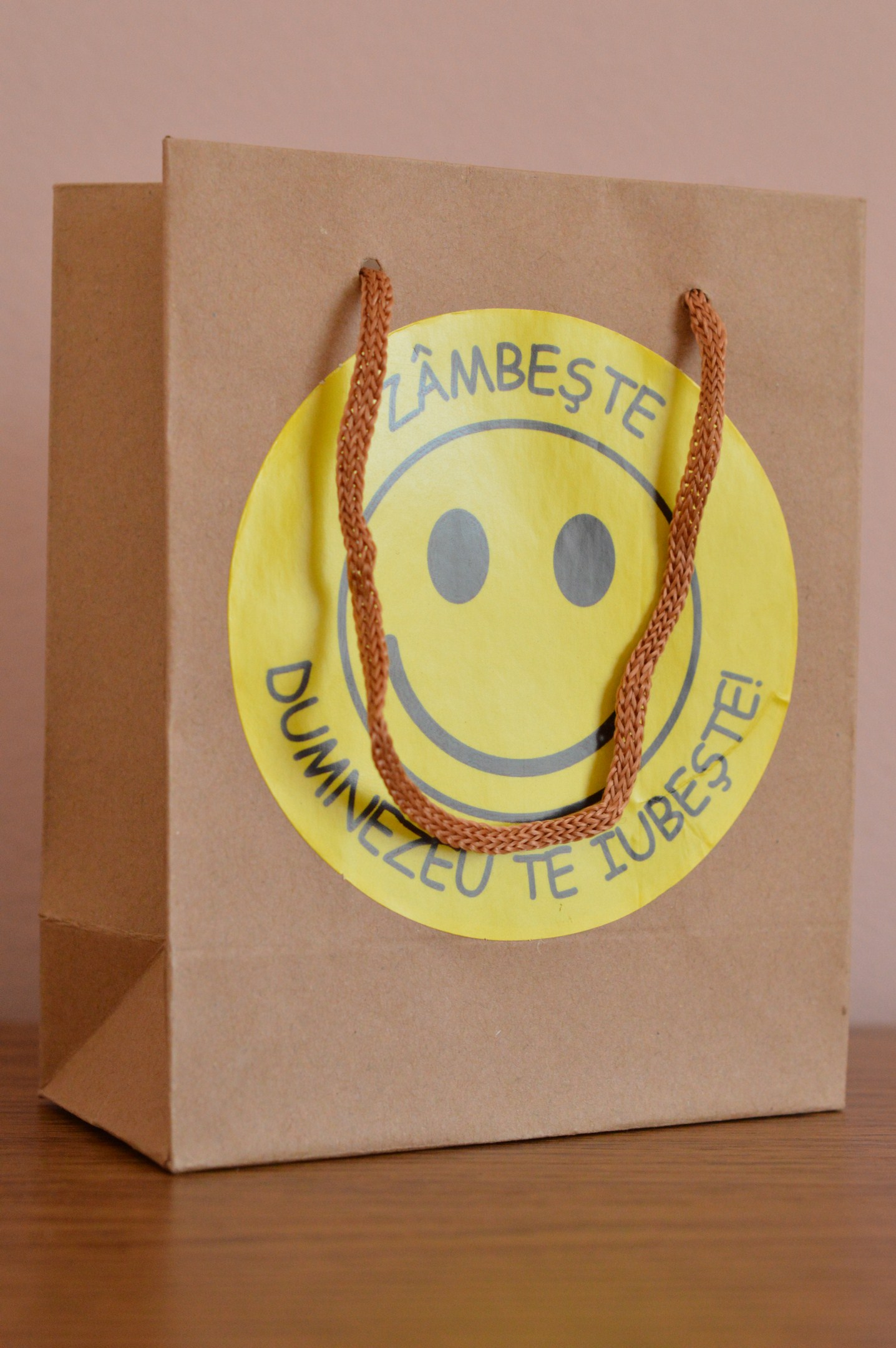 Punga mica pentru cadou - Zambeste Dumnezeu te iubeste Punga mica pentru cadou - Zambeste Dumnezeu te iubeste