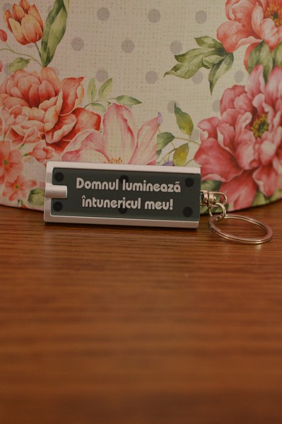 Breloc cu led si mesaj crestin - Dumnezeu lumineaza intunericul meu Breloc cu led si mesaj crestin - Dumnezeu lumineaza intunericul meu