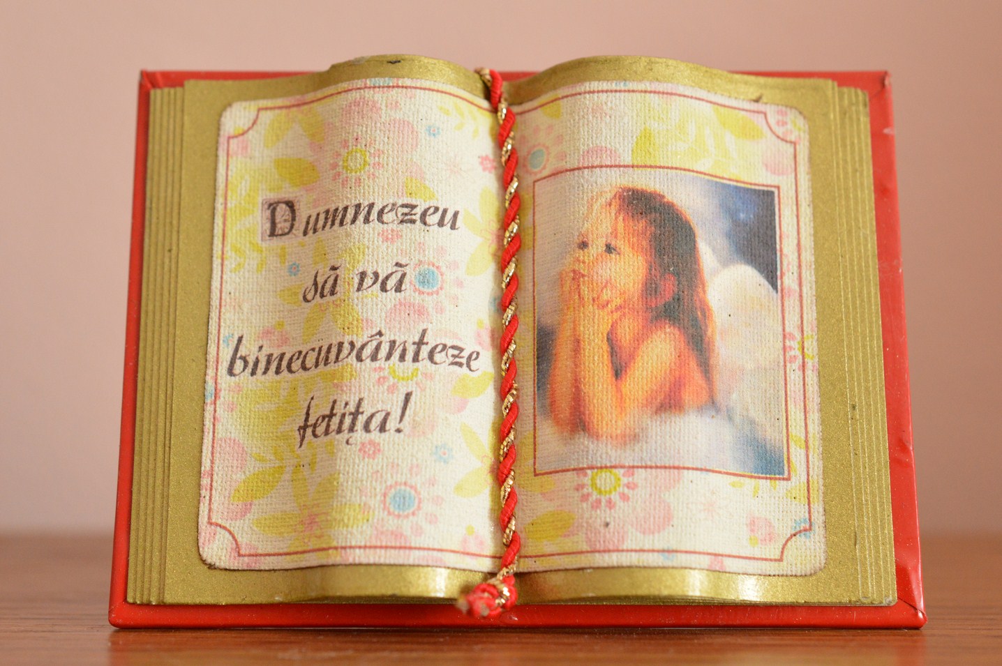 Carte decorativa magnetica - Dumnezeu sa va binecuvanteze fetita! (7x9,50 cm) Carte decorativa magnetica - Dumnezeu sa va binecuvanteze fetita! (7x9,50 cm)