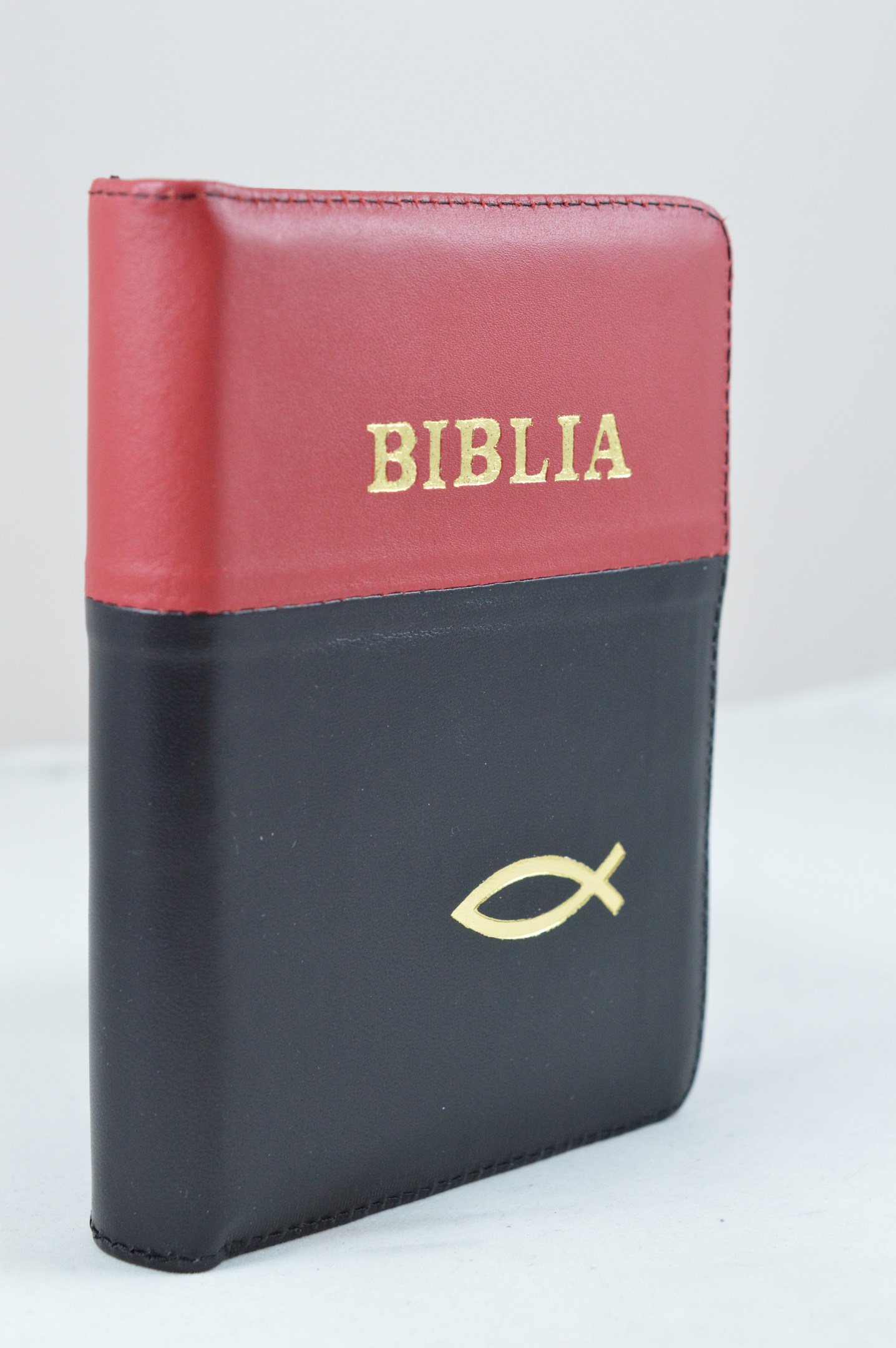 Biblie din piele, dimensiune mica, negru cu rosu, fermoar, simbol peste, cuv. lui Isus in rosu [043 A]