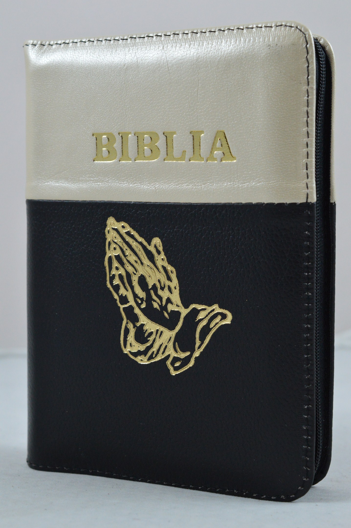 Biblie din piele, dimensiune, negru cu crem sidefat, fermoar, simbol maini in ruga, cuv. lui Isus in rosu [043 A]