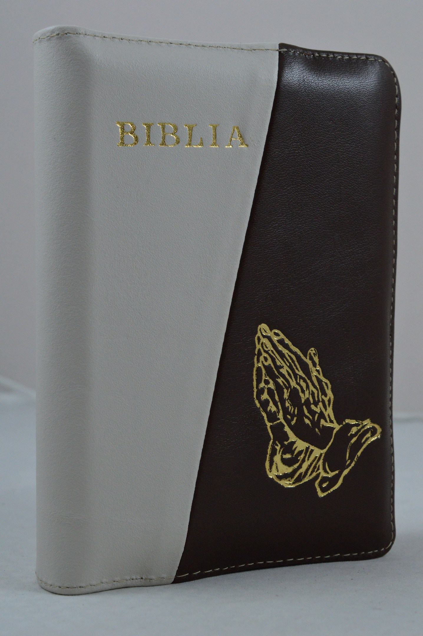 Biblie din piele, dimensiune, crem/maro , fermoar, simbol maini in ruga, cuv. lui Isus in rosu [043 A]