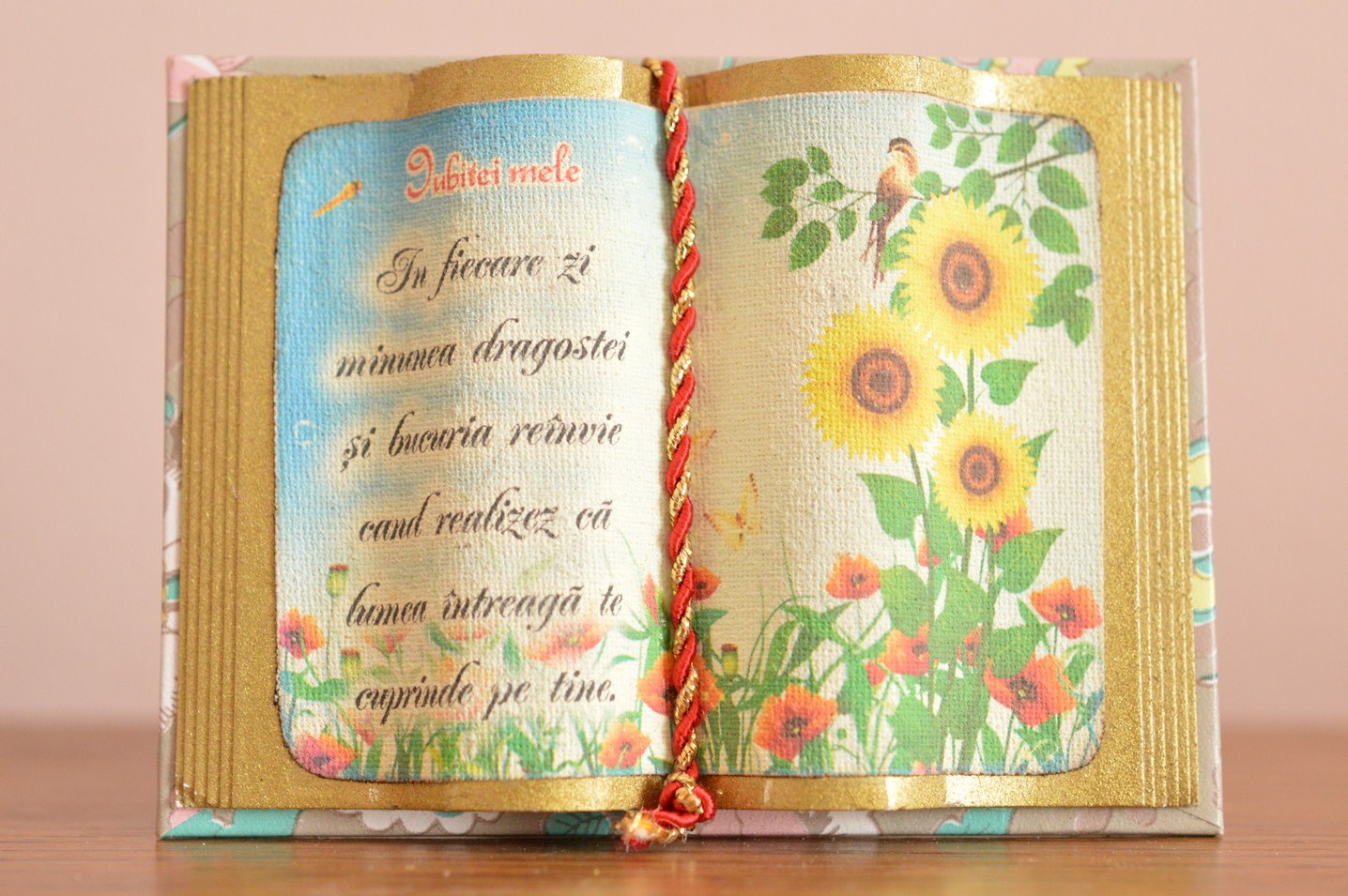 Carte decorativa magnetica - Iubitei mele... In fiecare zi minunea dragostei... (7x9,50 cm) Carte decorativa magnetica - Iubitei mele... In fiecare zi minunea dragostei... (7x9,50 cm)