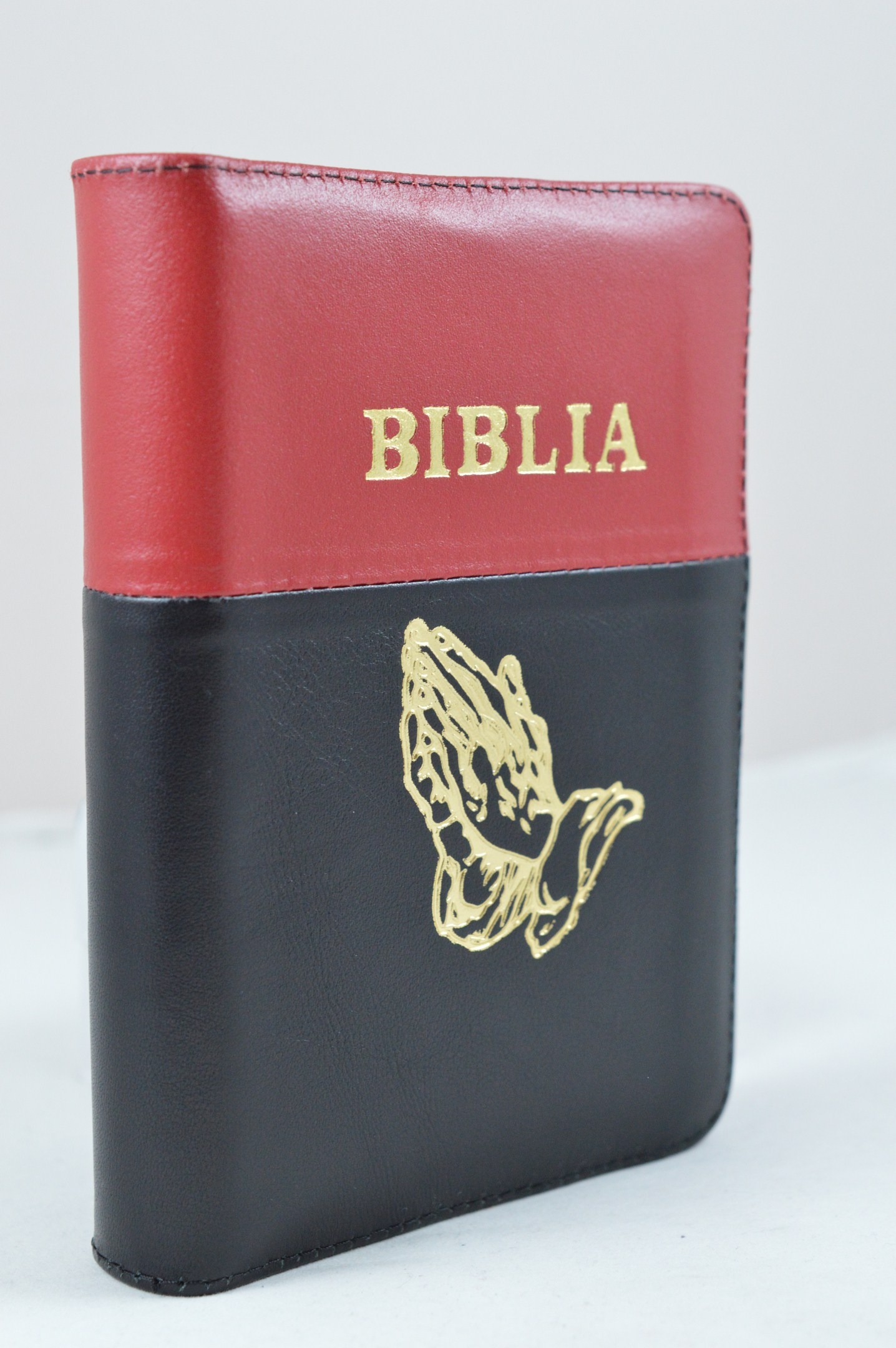 Biblia mica, coperta piele, culoare roșu cu negru, index, fermoar, margini aurii,  simbolul maini, cuv. lui Isus in rosu [047 PFI]