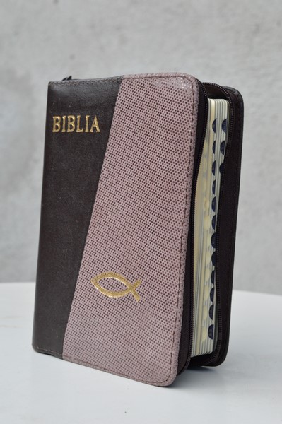 Biblia format mic, din piele, culoare maro inchis/nuanta de maro, index, fermoar, margini argintii,simbolul peste, cuv. lui Isus in rosu [047 PFI]