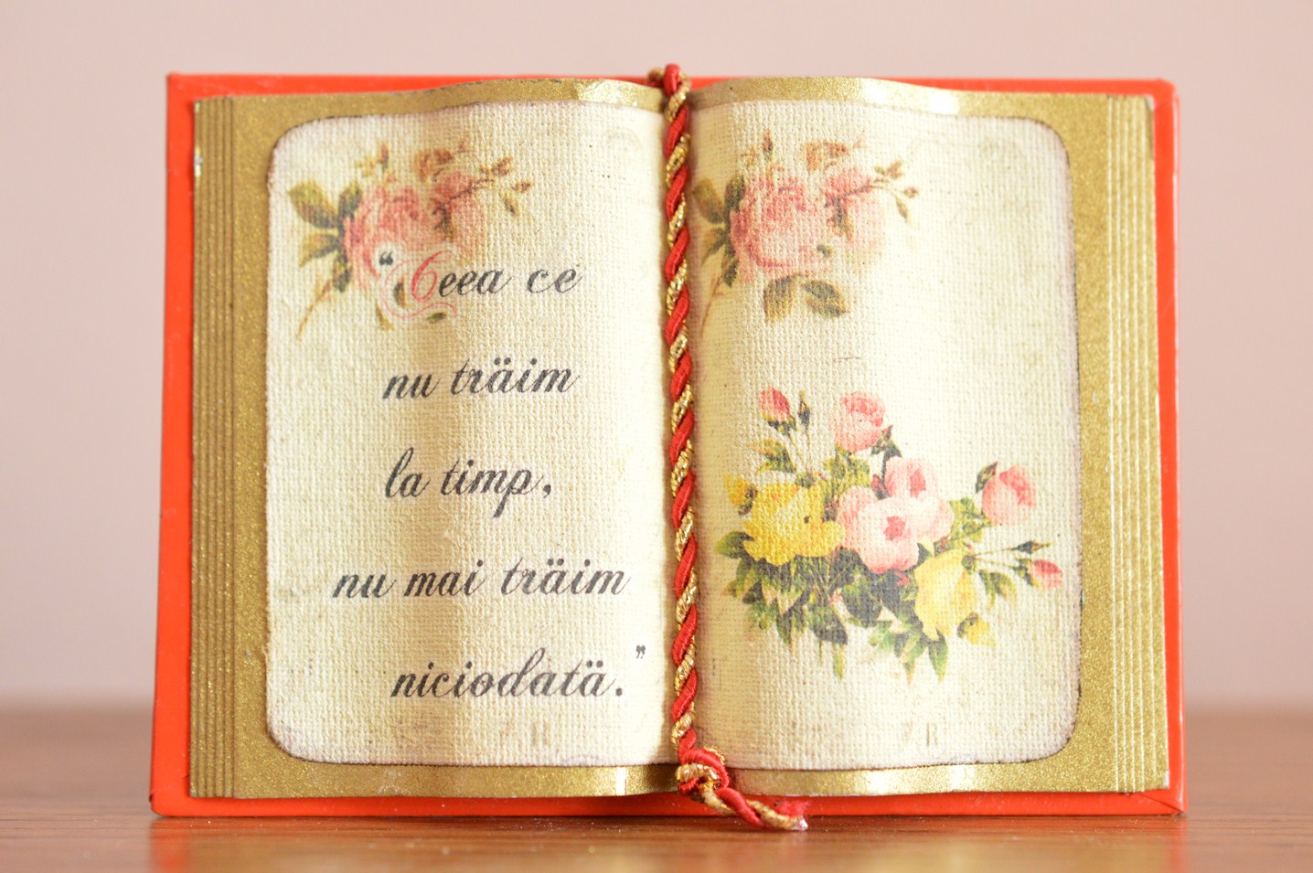 Carte decorativa magnetica - Ceea ce nu traim la timp... (7x9,50 cm) Carte decorativa magnetica - Ceea ce nu traim la timp... (7x9,50 cm)