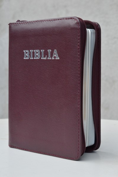 Biblie din piele, mica, visiniu inchis, fermoar, argintata, cuv. lui Isus in rosu [043 A]