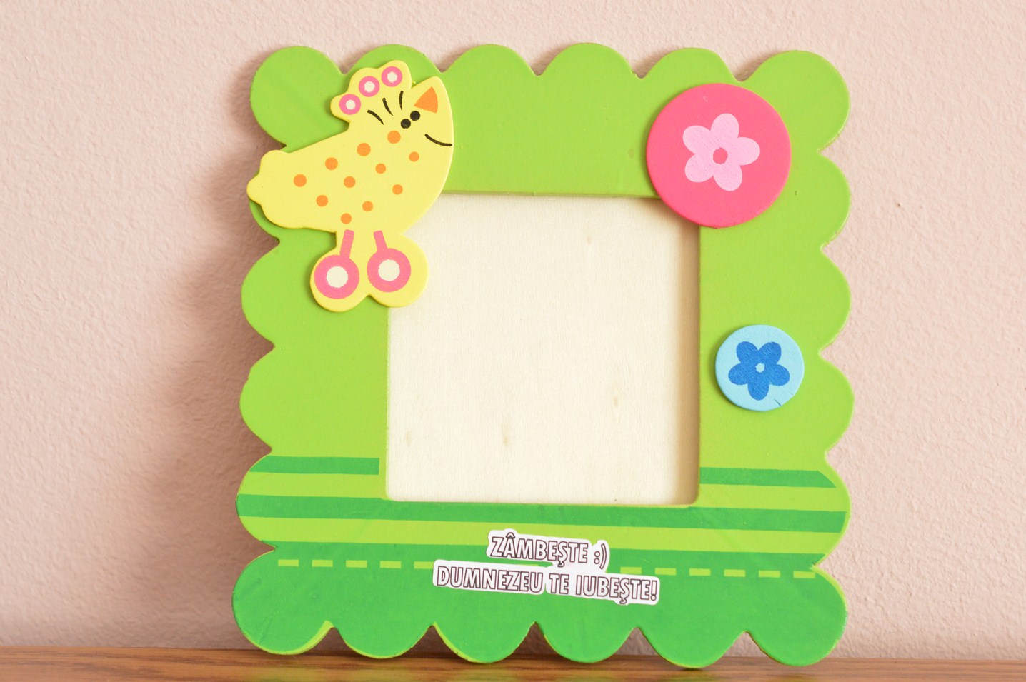 Rama foto - Zambeste :) Dumnezeu te iubeste! (modele si culori diferite) Rama foto - Zambeste :) Dumnezeu te iubeste! (modele si culori diferite)