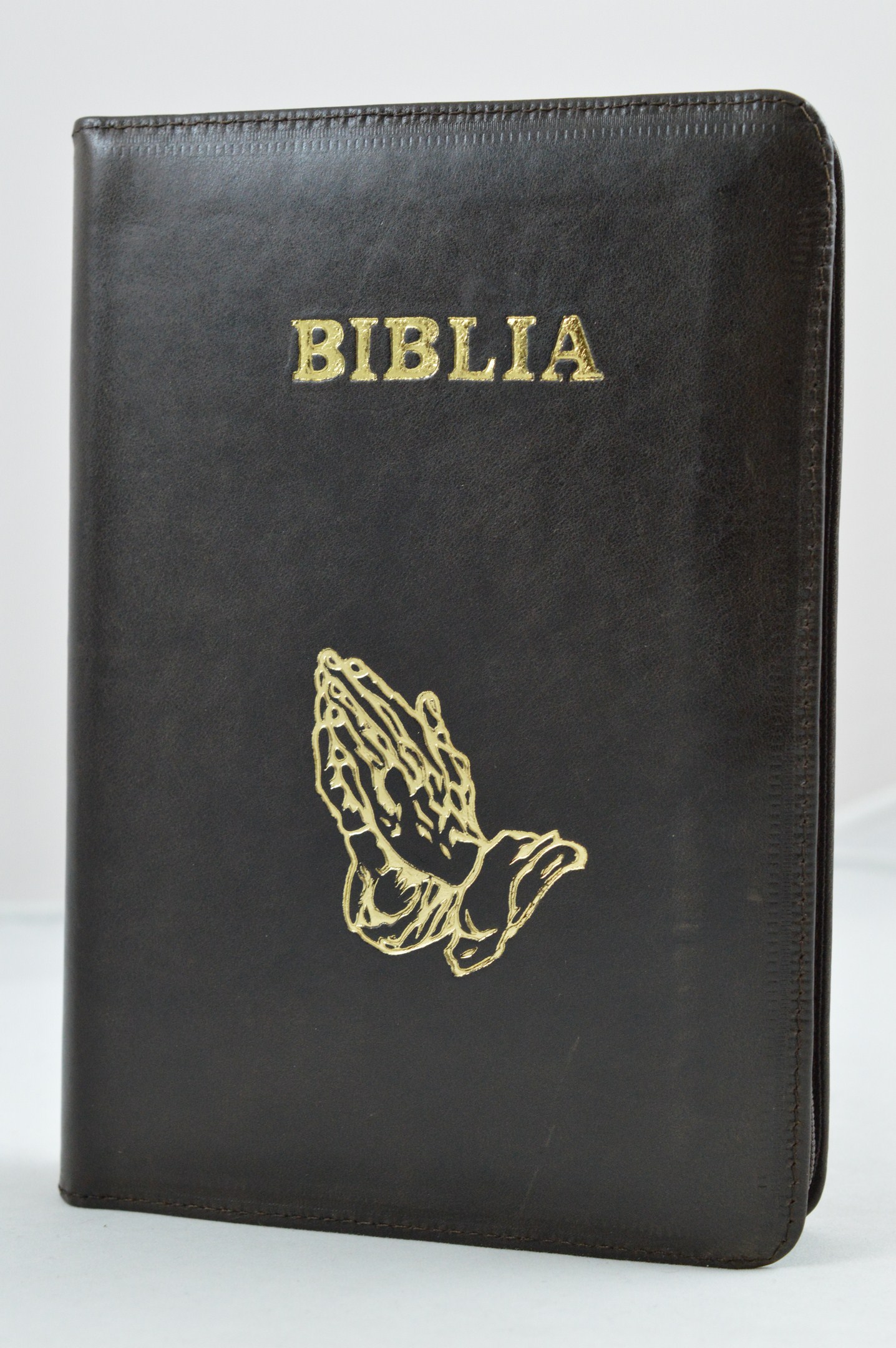Biblia din piele, medie,maro inchis cu maini, fermoar, aurita, cuv. lui Isus cu rosu [052]