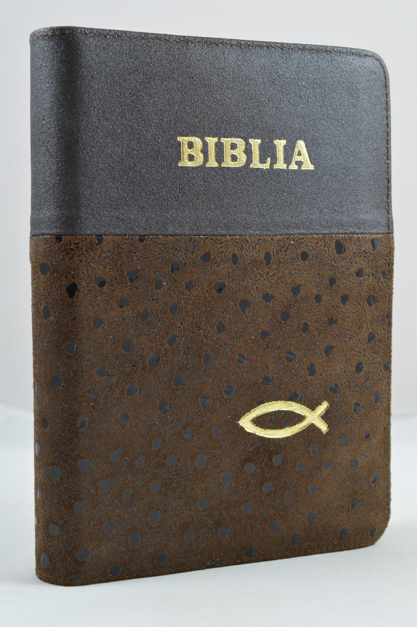 Biblia din piele, medie,maro-gri cu peste, fermoar, aurita, cuv. lui Isus cu rosu [052]