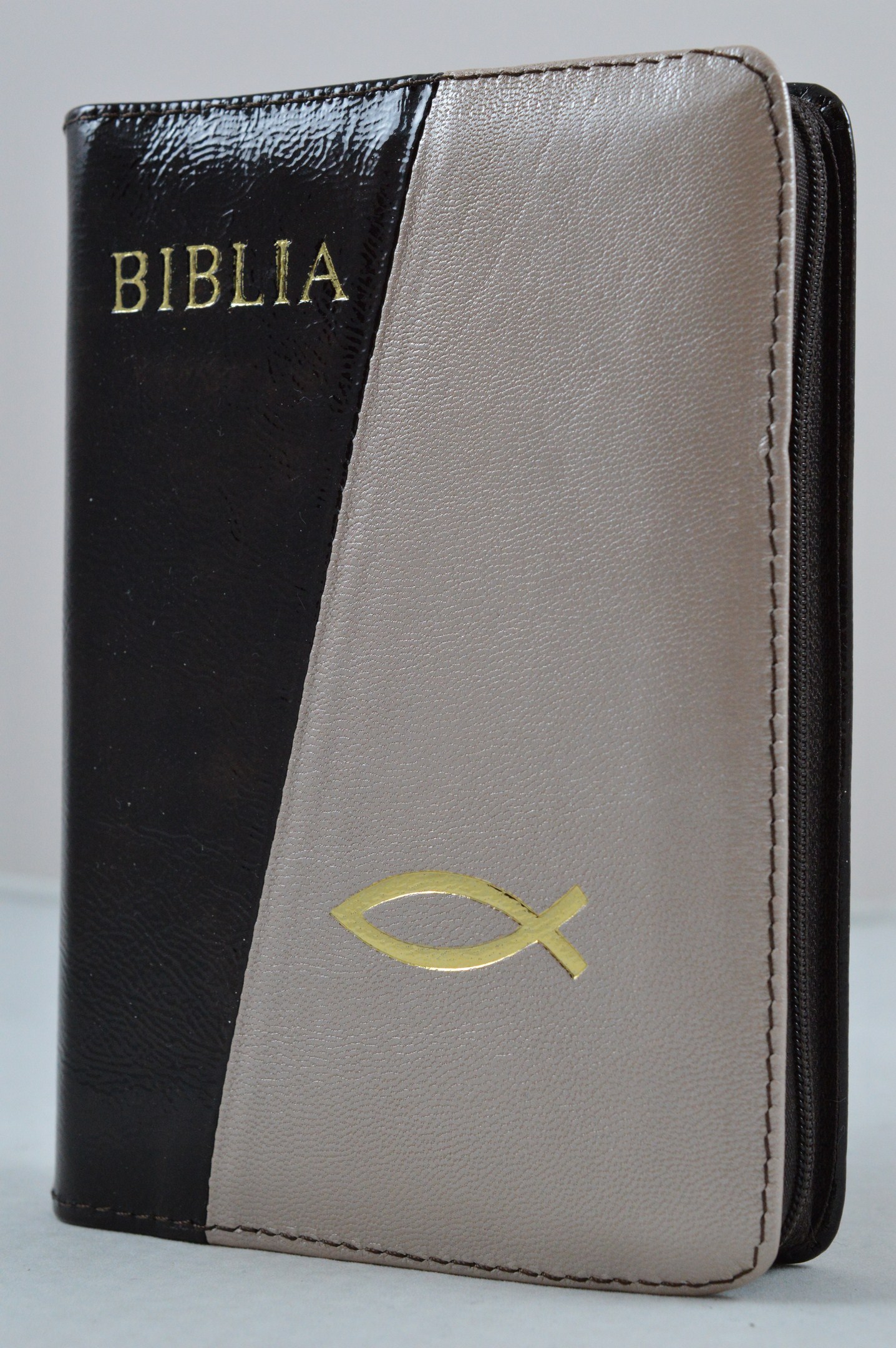 Biblie din piele, dimensiune, maro inchis lacuit/crem sidefat , fermoar, simbol peste, cuv. lui Isus in rosu [043 A]