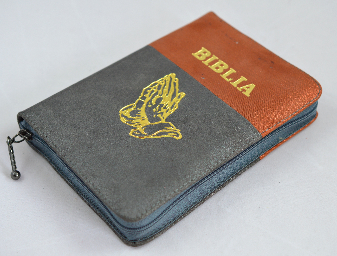 Biblia din piele, maro - bronz, dimensiune mica, fermoar, cu maini, cuv. lui Isus cu rosu  [043]