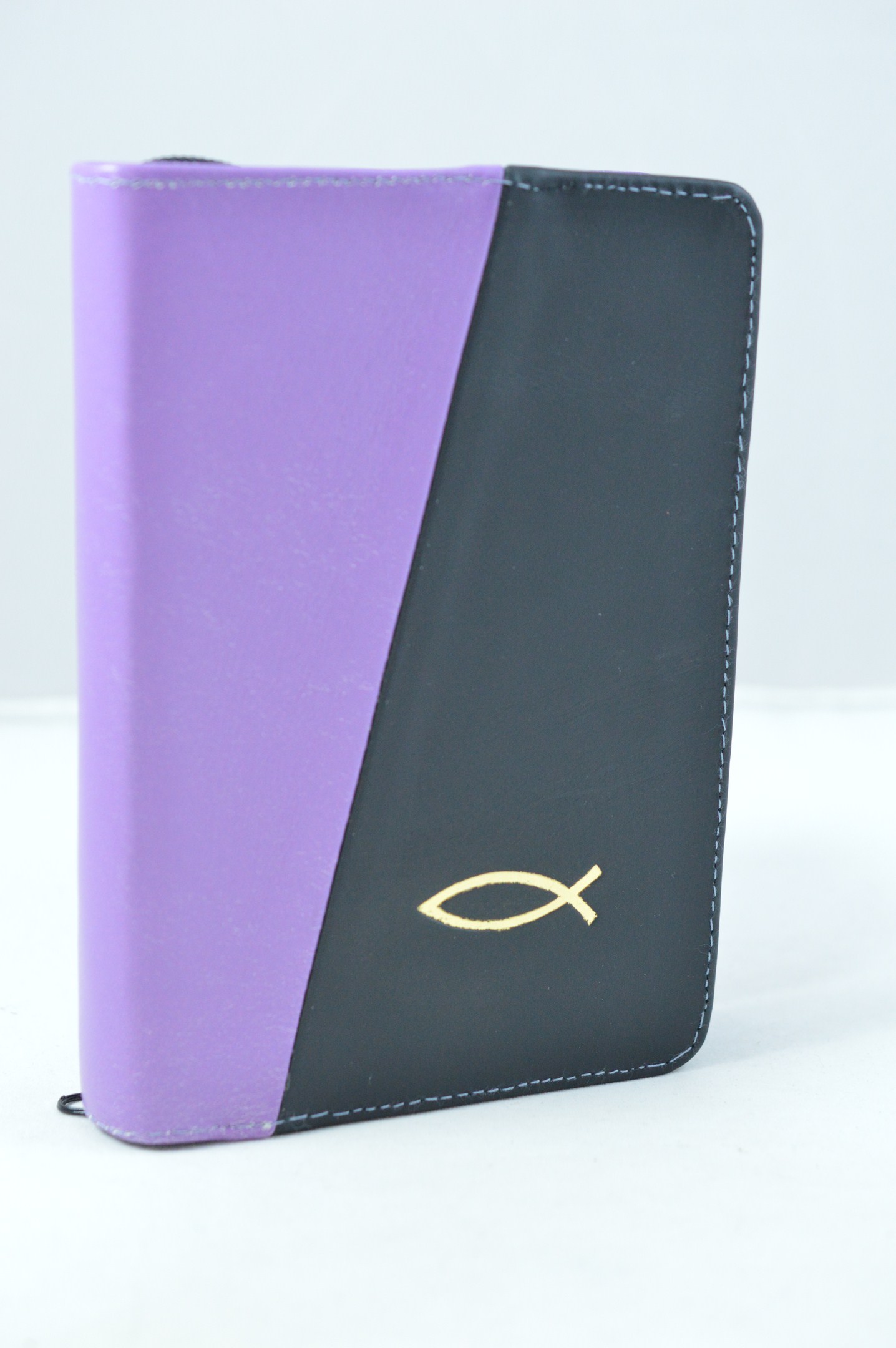 Biblie marime mica, din piele, culoare mov deschis / negru, fermoar, simbol peste [043]