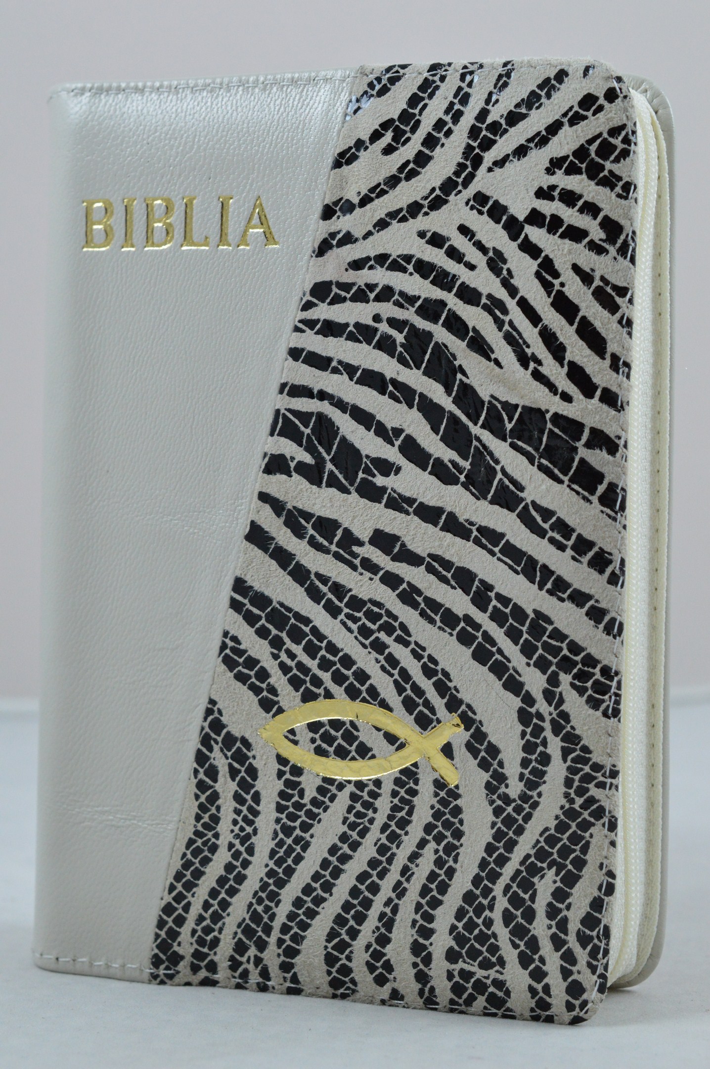 Biblie din piele, dimensiune, crem/zebra , fermoar, simbol peste, cuv. lui Isus in rosu [043 A]