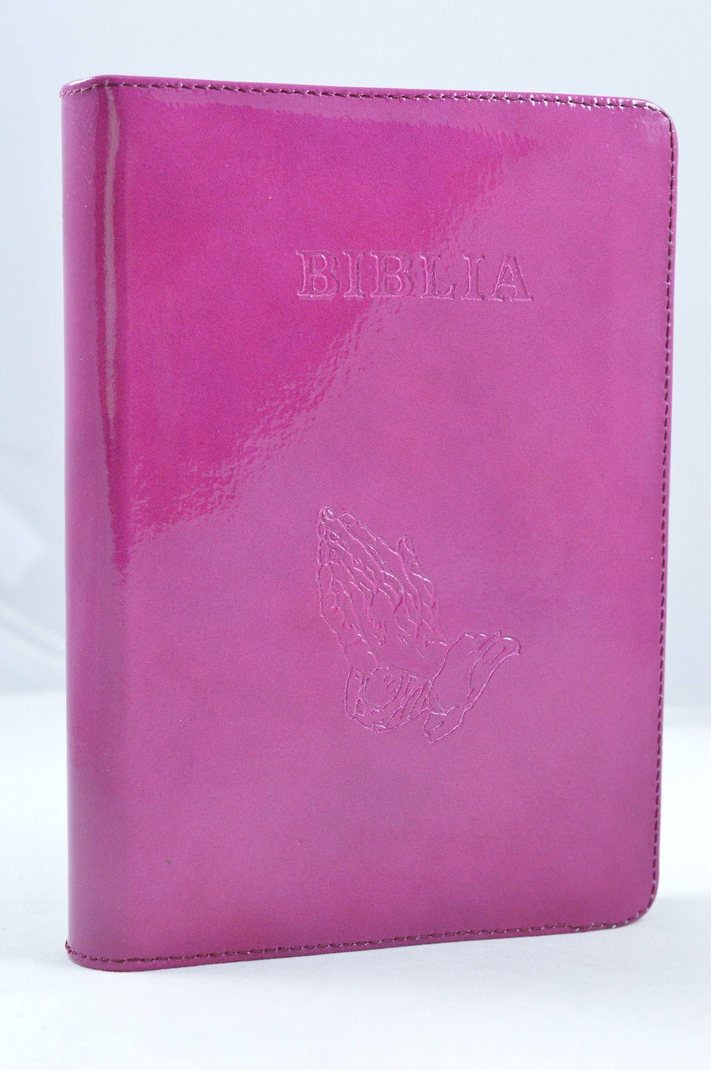 Biblia din piele, marime medie, roz inchis lacuit, fermoar, margini aurite, simbol maini in ruga, cuv. lui Isus cu rosu [052]