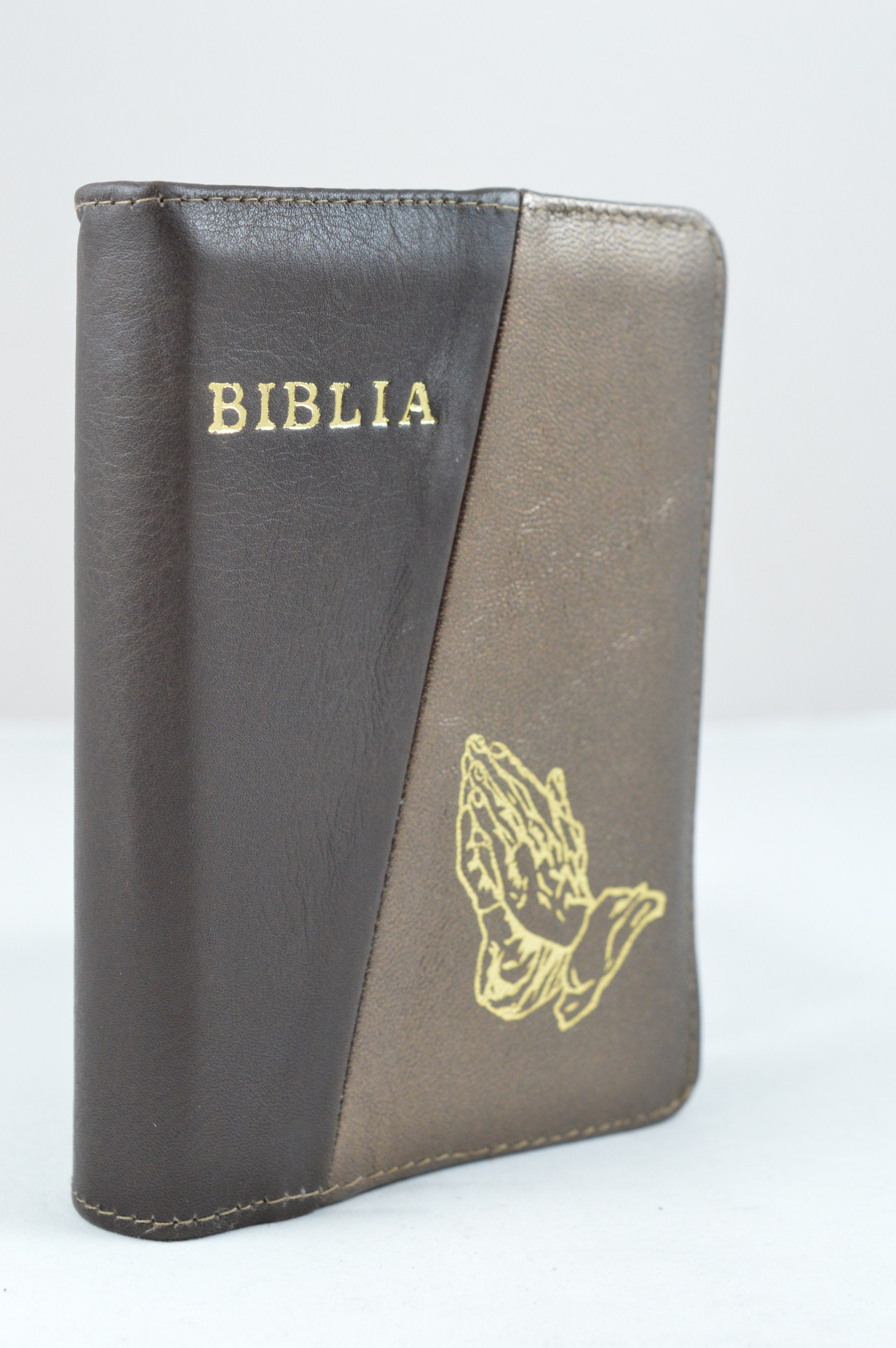 Biblie din piele, dimensiune mica, maroniu inchis cu maroniu deschis, fermoar, simbol maini in rugaciune, cuv. lui Isus in rosu [043 A]