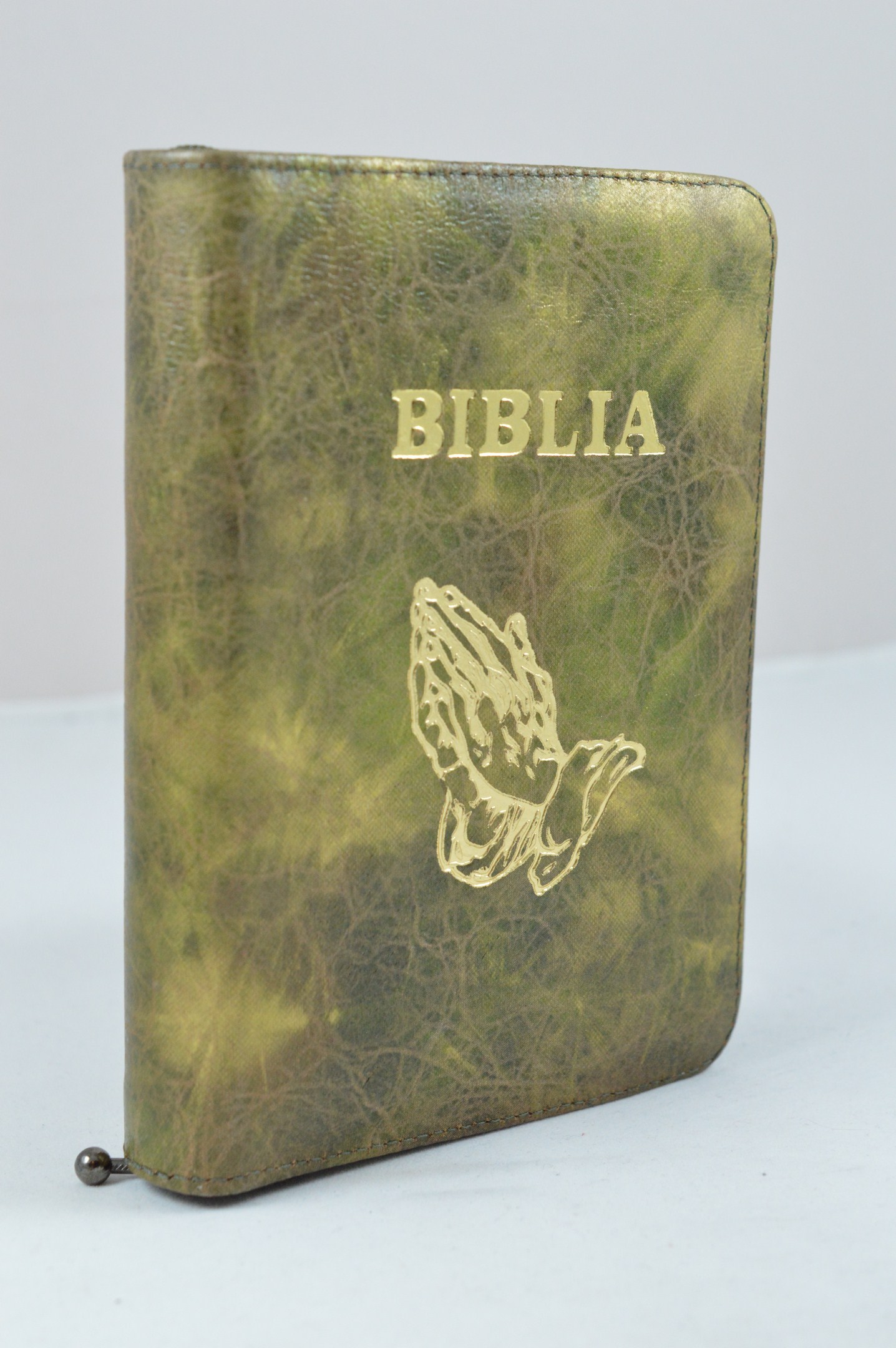 Biblie din piele, dimensiune mica, verde cu model, fermoar, simbol maini in rugaciune cuv. lui Isus in rosu [043 A]