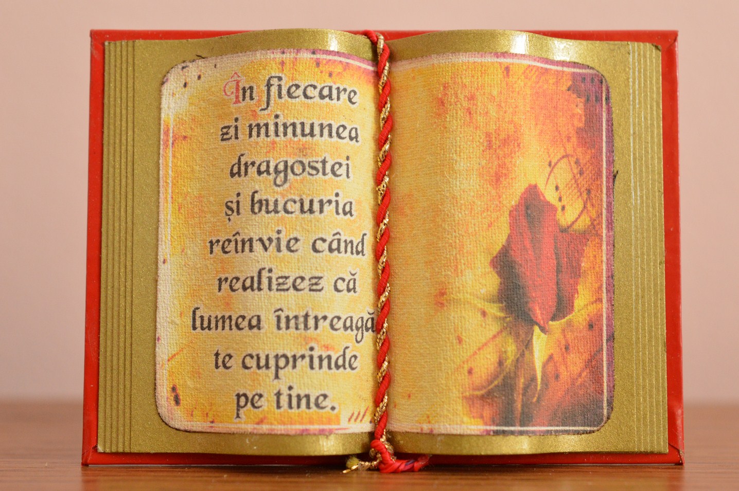 Carte decorativa magnetica - In fiecare zi minunea dragostei...(7x9,50 cm)