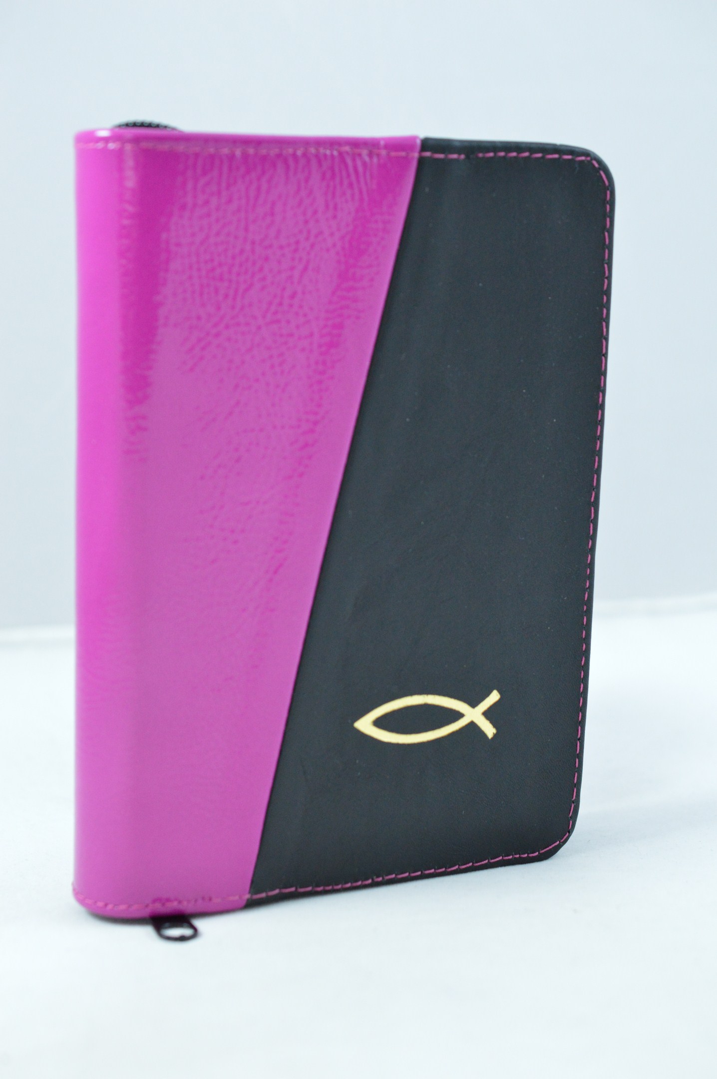 Biblie marime mica, din piele, culoare roz lacuit / negru, fermoar, simbol peste [043]