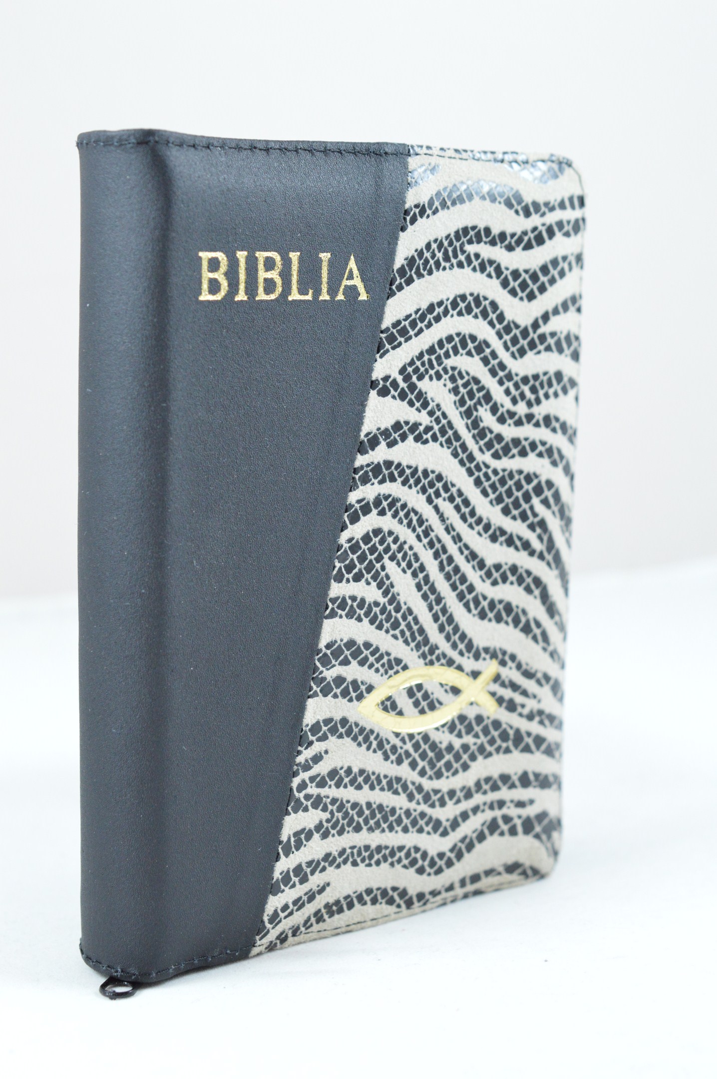 Biblie din piele, dimensiune mica, negru cu model zebra, fermoar, simbol peste, cuv. lui Isus in rosu [043 A]