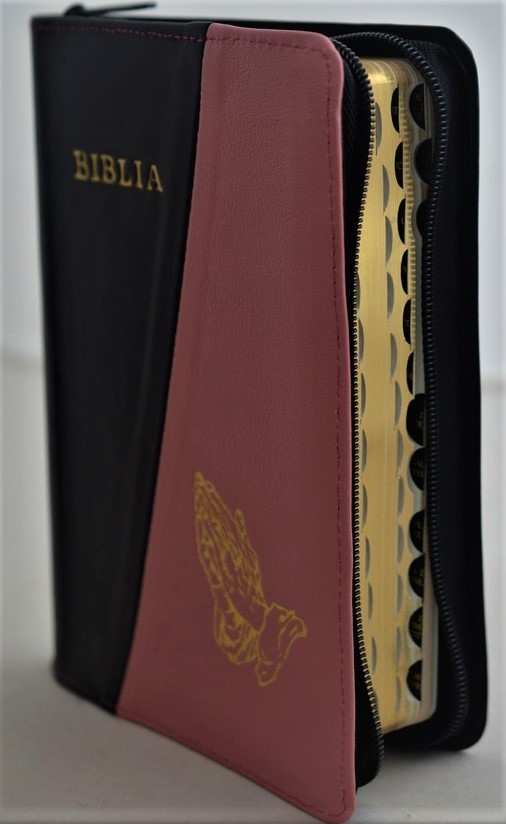 Biblie din piele, marime medie, culoare nuanta negru,roz pudra simbol maini in rugaciune, fermoar, index, margini aurii, cuv. lui Isus cu rosu [SB 057 PFI]