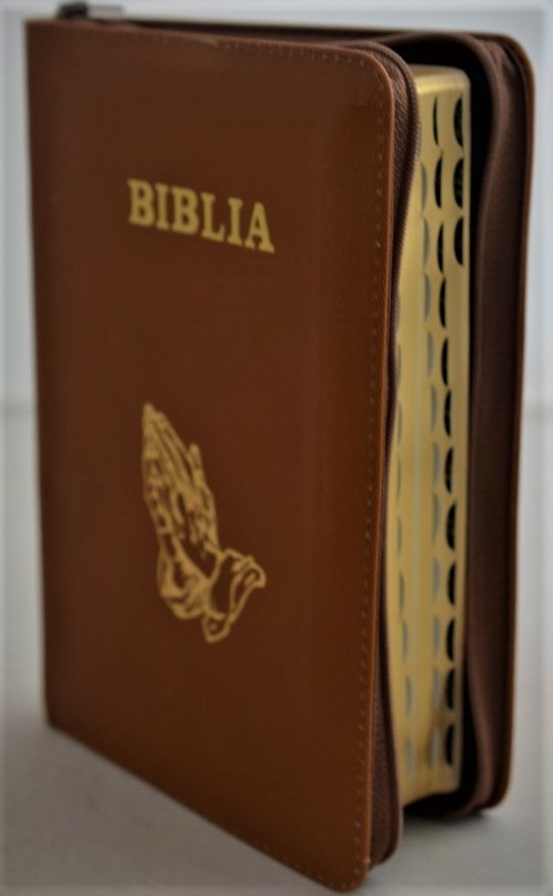 Biblie din piele, marime medie, culoare maro, simbol maini in rugaciune, fermoar, index, margini aurii, [SB 057 PFI]