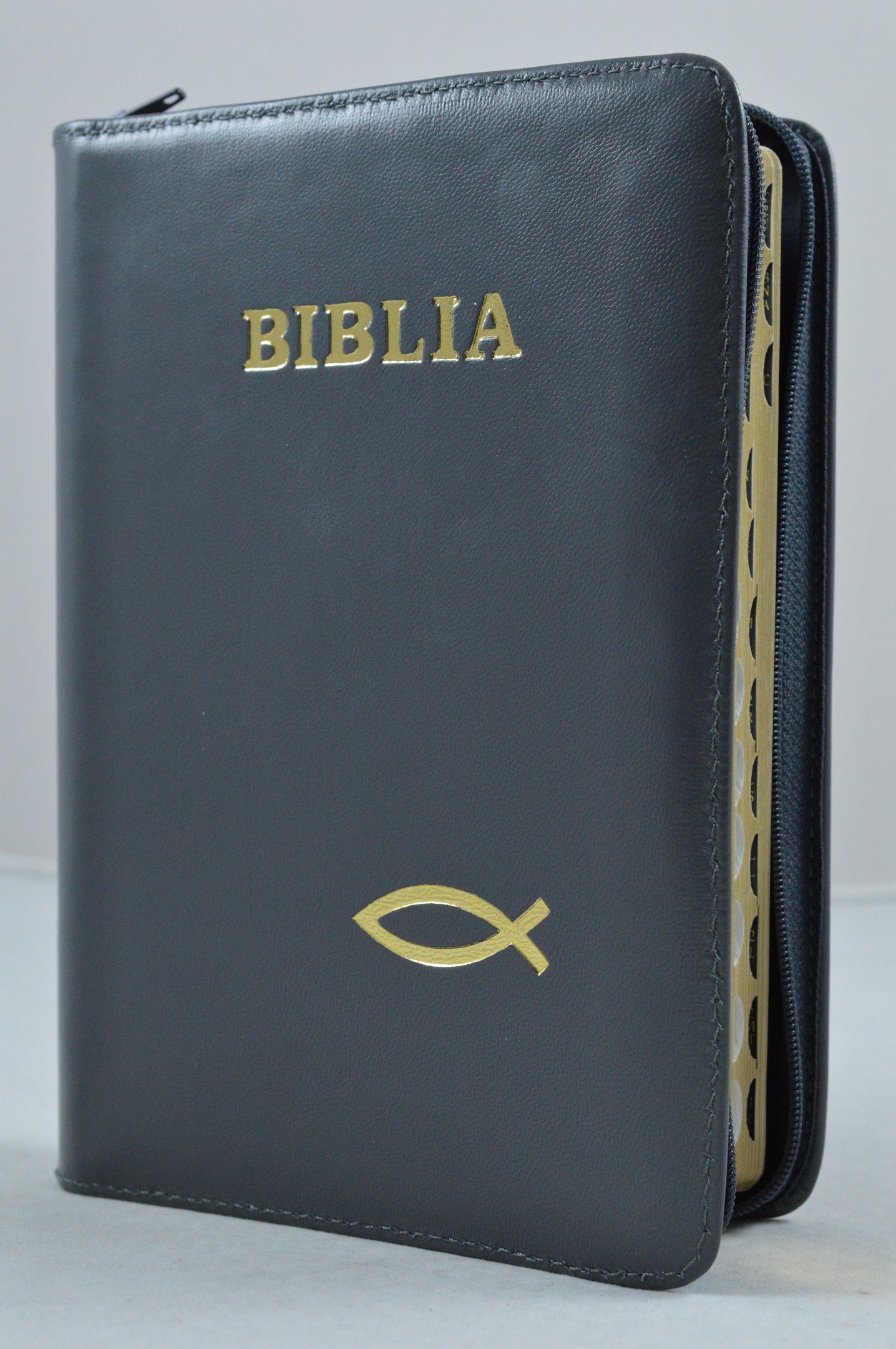 Biblie din piele, marime medie, gri inchis, simbol peste, fermoar, index, margini aurii, cuv. lui Isus cu rosu [SB 057 PFI]