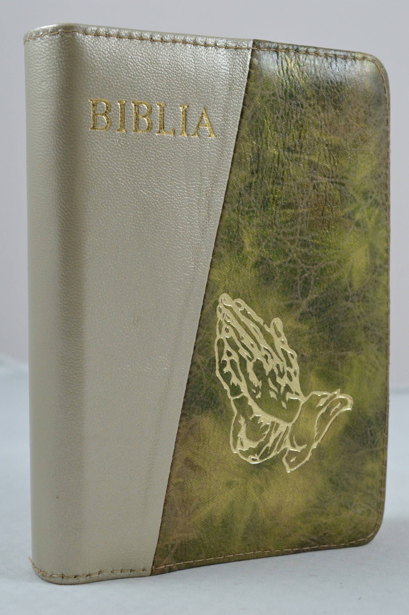 Biblie din piele, dimensiune, bej inchis sidefat/ army fermoar, simbol maini in ruga, cuv. lui Isus in rosu [043 A]