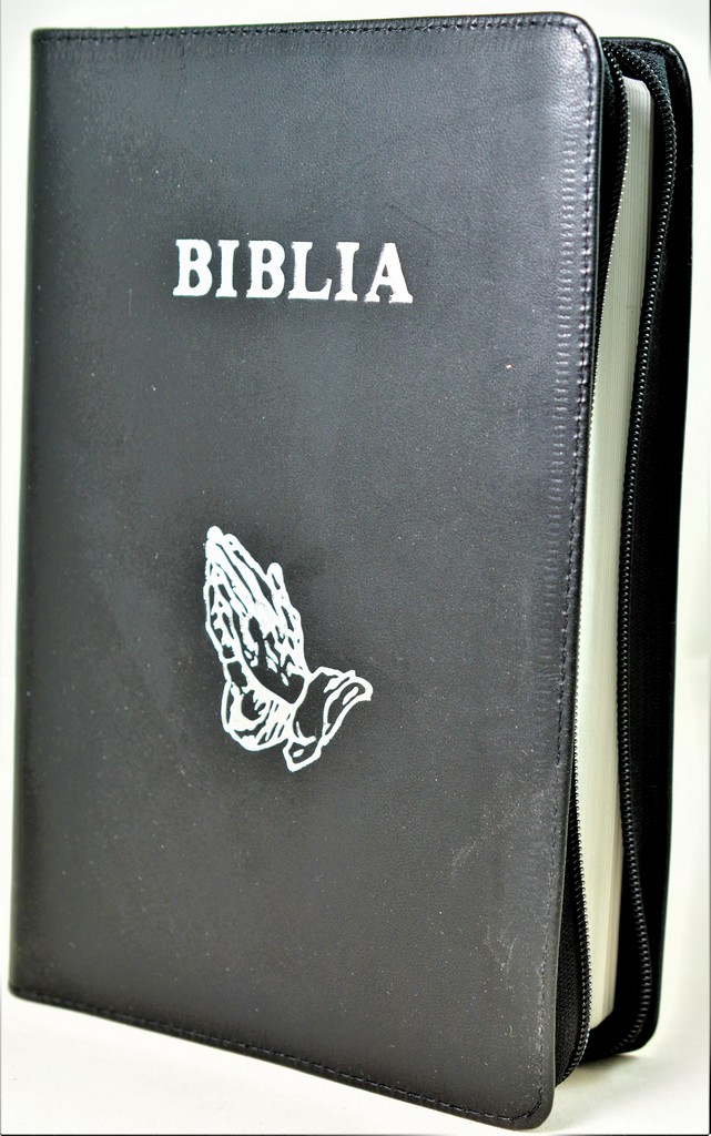 Biblia mare, din piele, neagra, fermoar, margini argintii, simbol - maini in ruga, cuv. lui Isus in rosu [073 PFR]