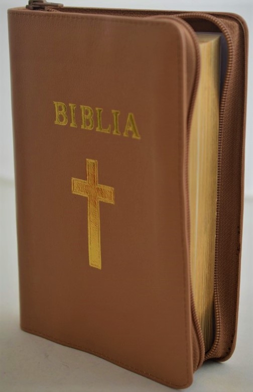 Biblia Ortodoxa, marime medie, coperta piele, maro, fermoar, margini aurite (cu aprobarea Sf. Sinod) Biblia Ortodoxa, marime medie, coperta piele, maro, fermoar, margini aurite (cu aprobarea Sf. Sinod)