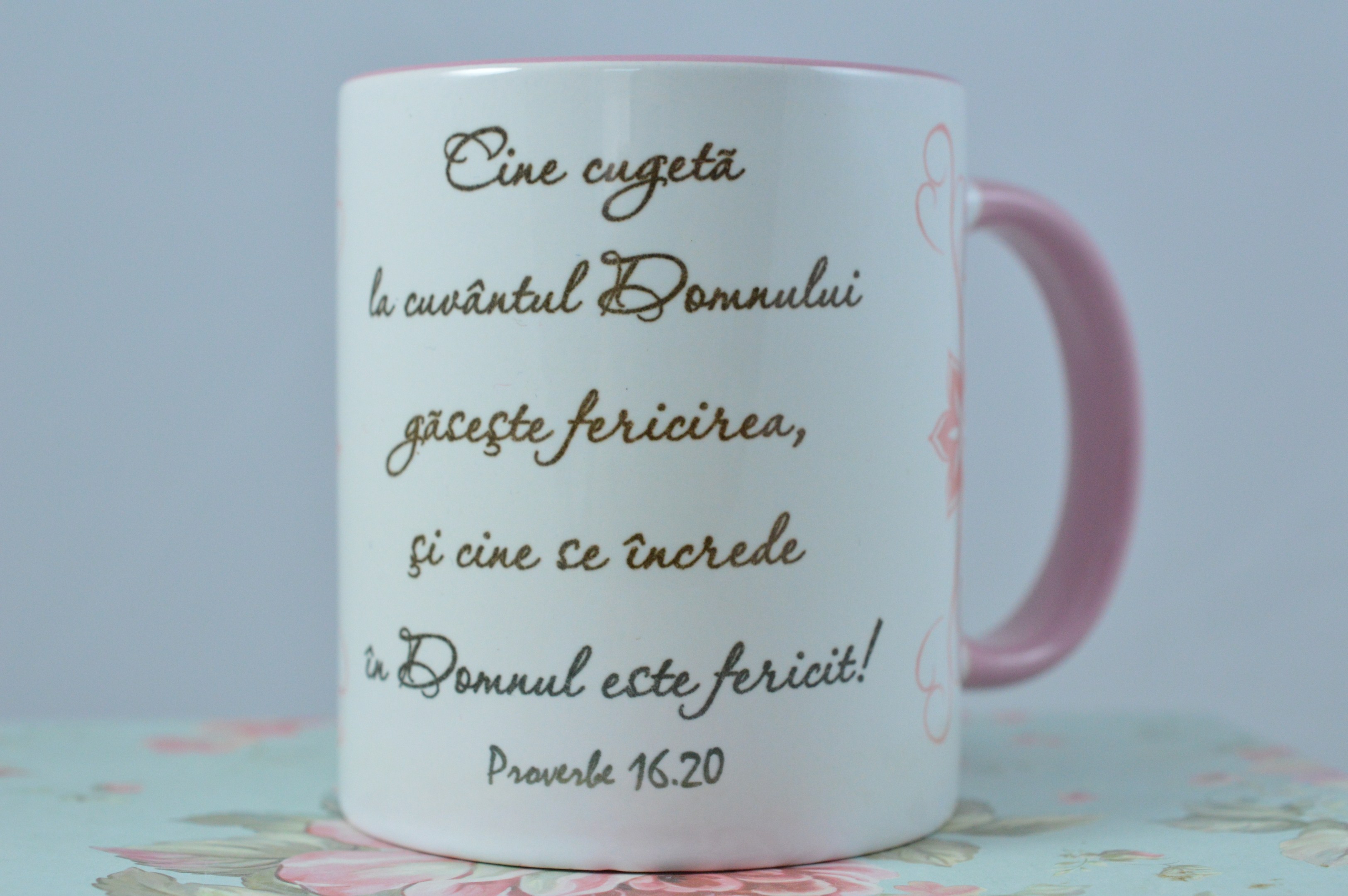 Cana cu verset biblic si interior roz - Cine cugeta la Cuvantul Domnului gaseste fericirea Cana cu verset biblic si interior roz - Cine cugeta la Cuvantul Domnului gaseste fericirea