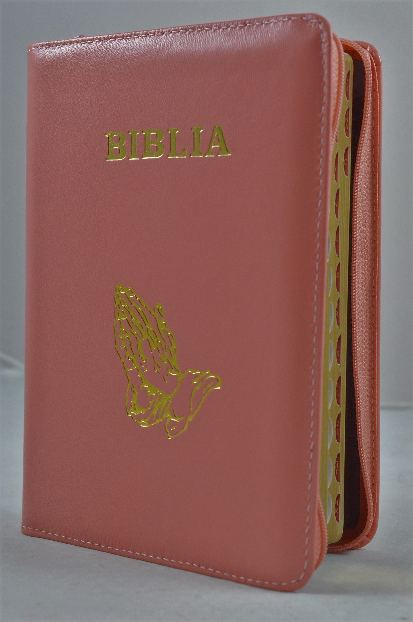 Biblie din piele, marime medie, roz capucin, fermoar, index,simbol maini in ruga margini aurii, cuv. lui Isus cu rosu [SB 057 PFI]