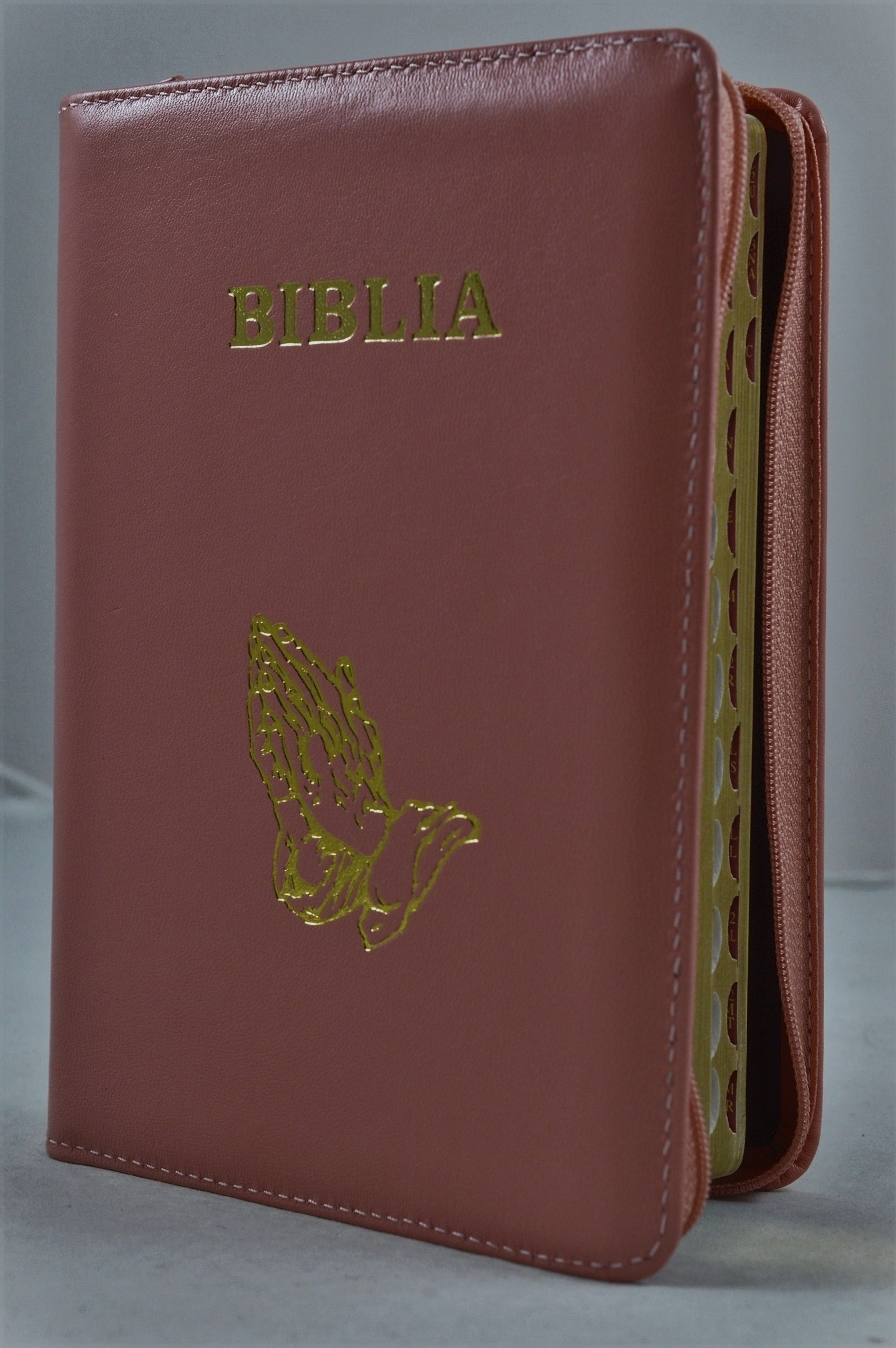 Biblie din piele, marime medie, roz pudrat, fermoar, index,simbol maini in ruga margini aurii, cuv. lui Isus cu rosu [SB 057 PFI]