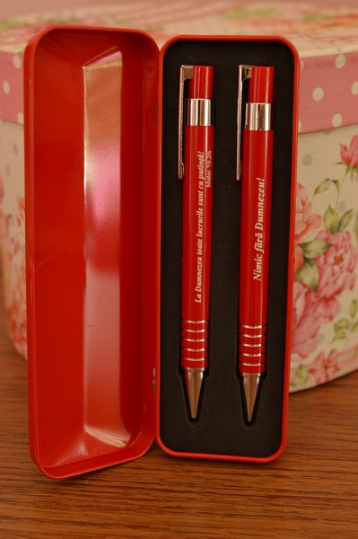 SET PIX SI CREION CUTIE ROSIE METALICA,NIMIC FARA DUMNEZEU! SET PIX SI CREION CUTIE ROSIE METALICA,NIMIC FARA DUMNEZEU!