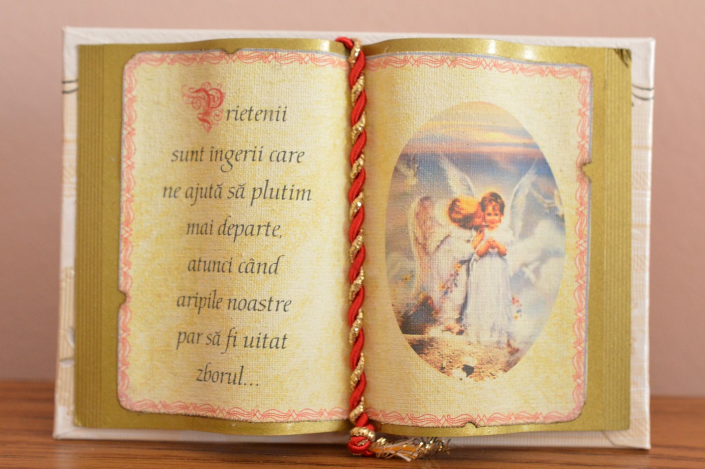 Carte decorativa - Prietenii sunt ingerii care...(10x14 cm) Carte decorativa - Prietenii sunt ingerii care...(10x14 cm)