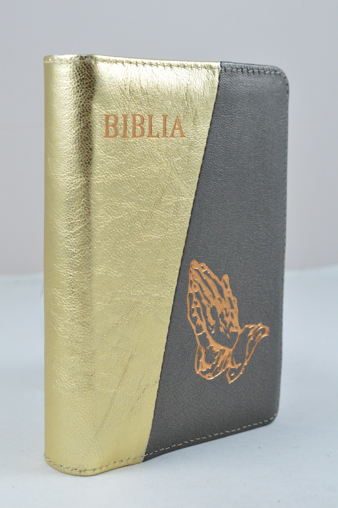 Biblie din piele, dimensiune mica, aurie cu bronz, fermoar, simbol maini in rugaciune, cuv. lui Isus in rosu [043 A]