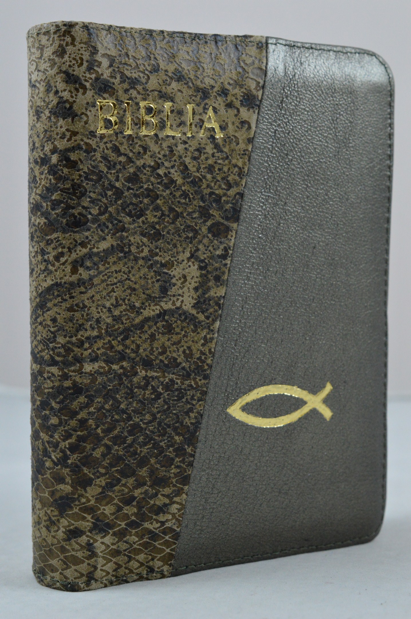 Biblie din piele, dimensiune, nuanta maro/gri inchis , fermoar, simbol peste, cuv. lui Isus in rosu [043 A]