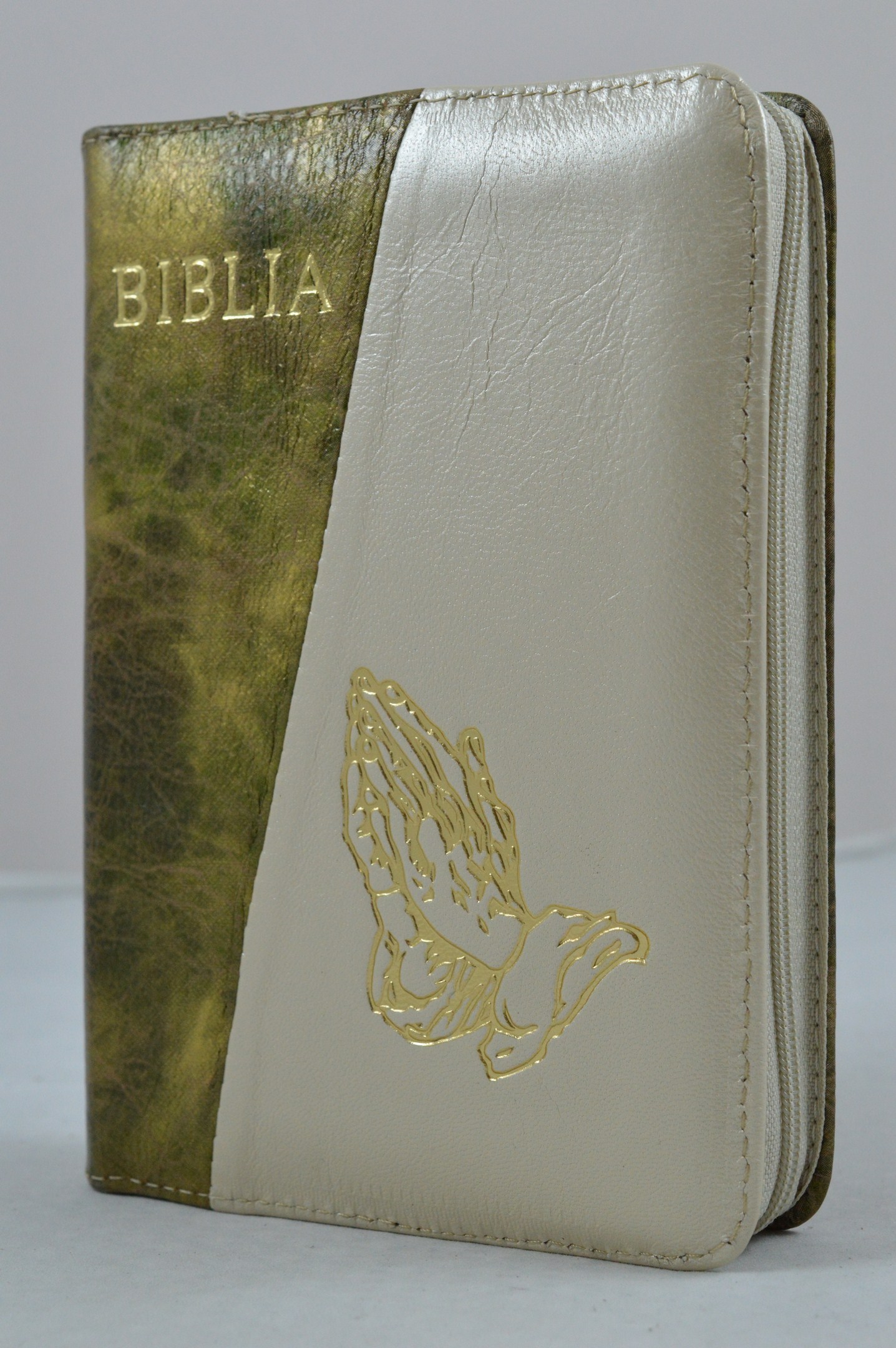 Biblie din piele, dimensiune, army/ crem, fermoar, simbol maini in ruga, cuv. lui Isus in rosu [043 A]