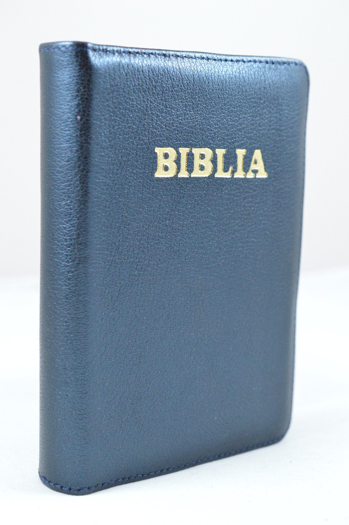 Biblie din piele, dimensiune mica, neagra lucioasa, fermoar, simbol maini in rugaciune, cuv. lui Isus in rosu [043 A]