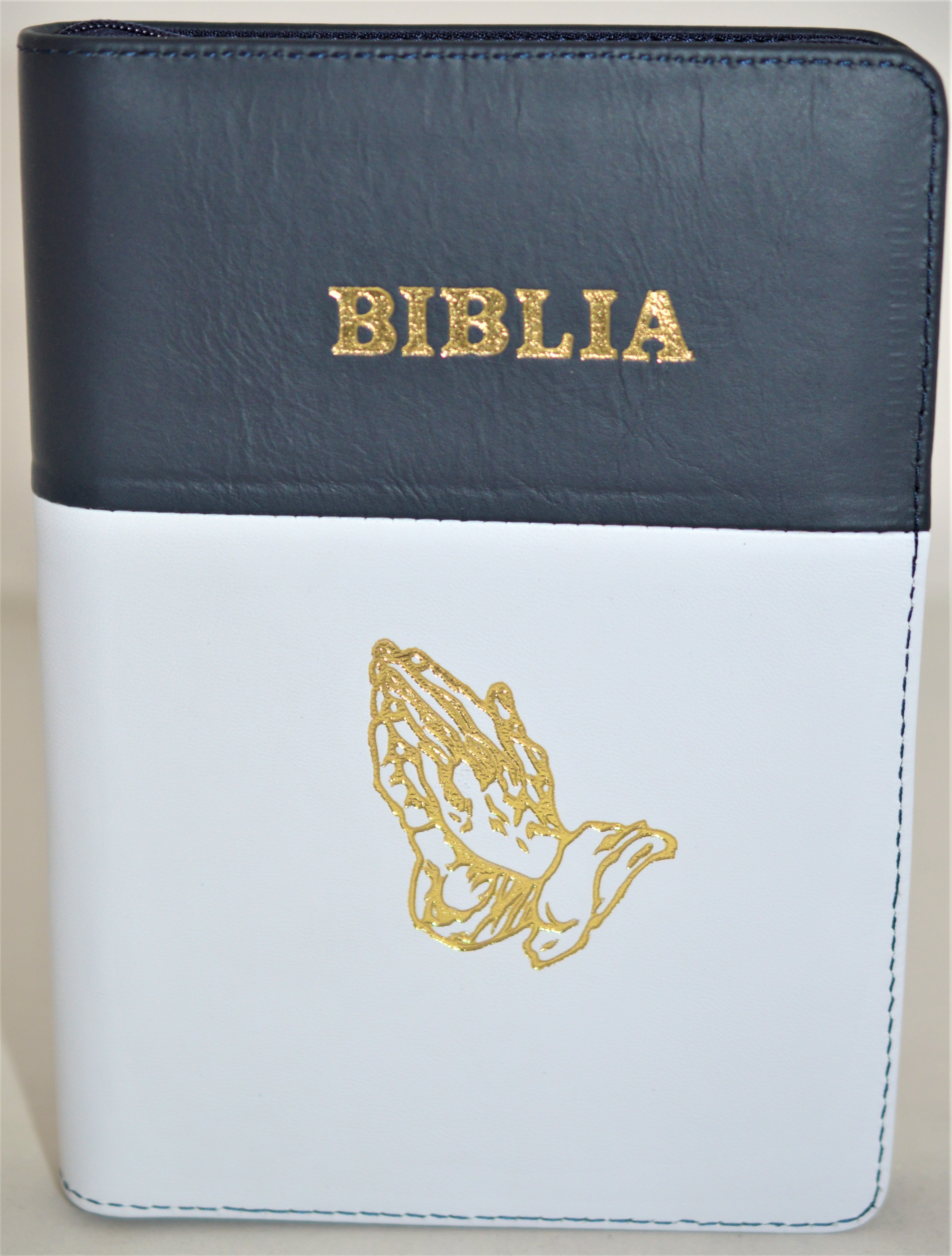 Biblie din piele, marime medie, culoare negru cu alb, simbol maini in rugaciune, fermoar, index, margini aurii, [SB 057 PFI]