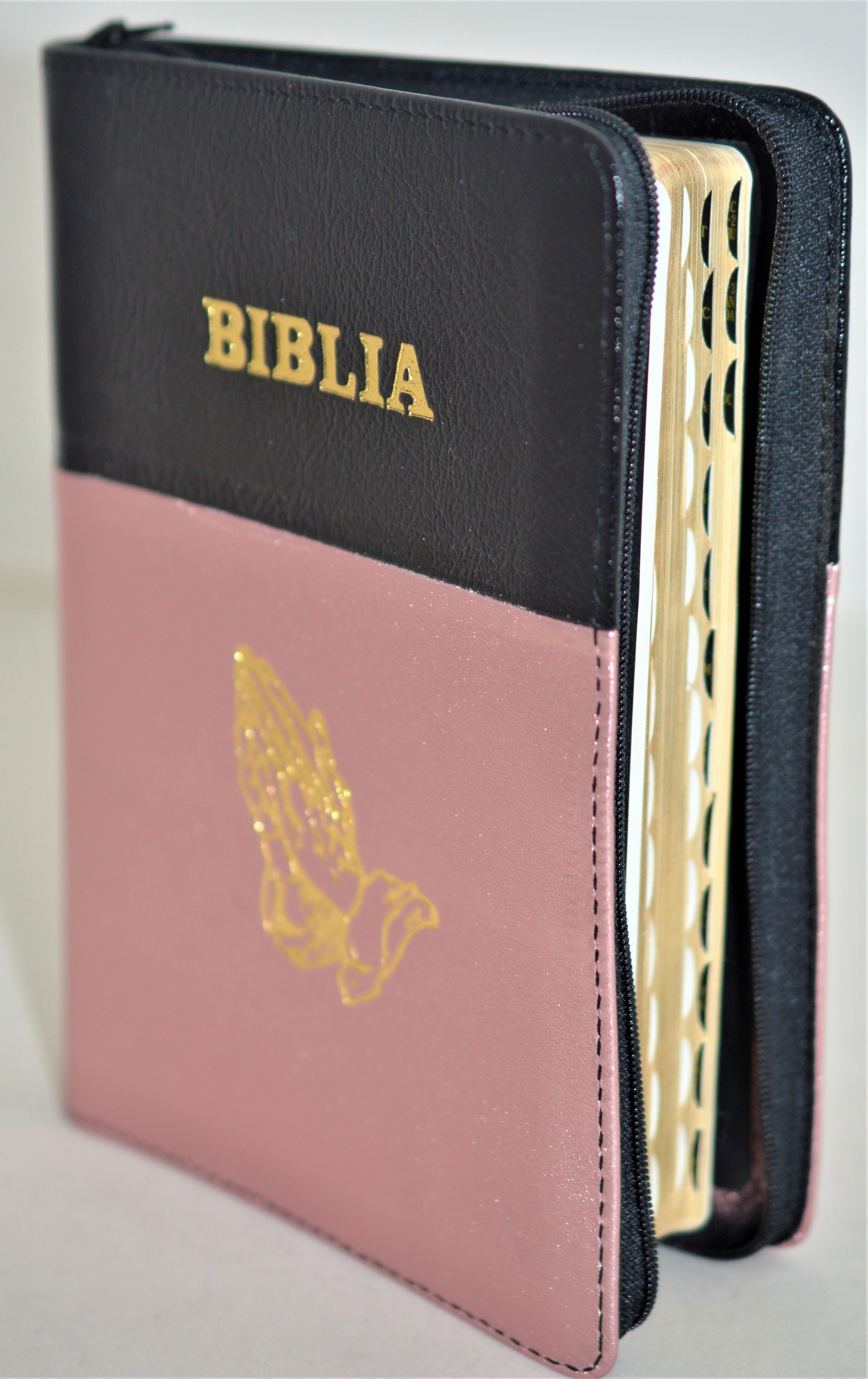 Biblie din piele, marime medie, culoare negru cu roz sidefat, simbol maini in rugaciune, fermoar, index, margini aurii, [SB 057 PFI]
