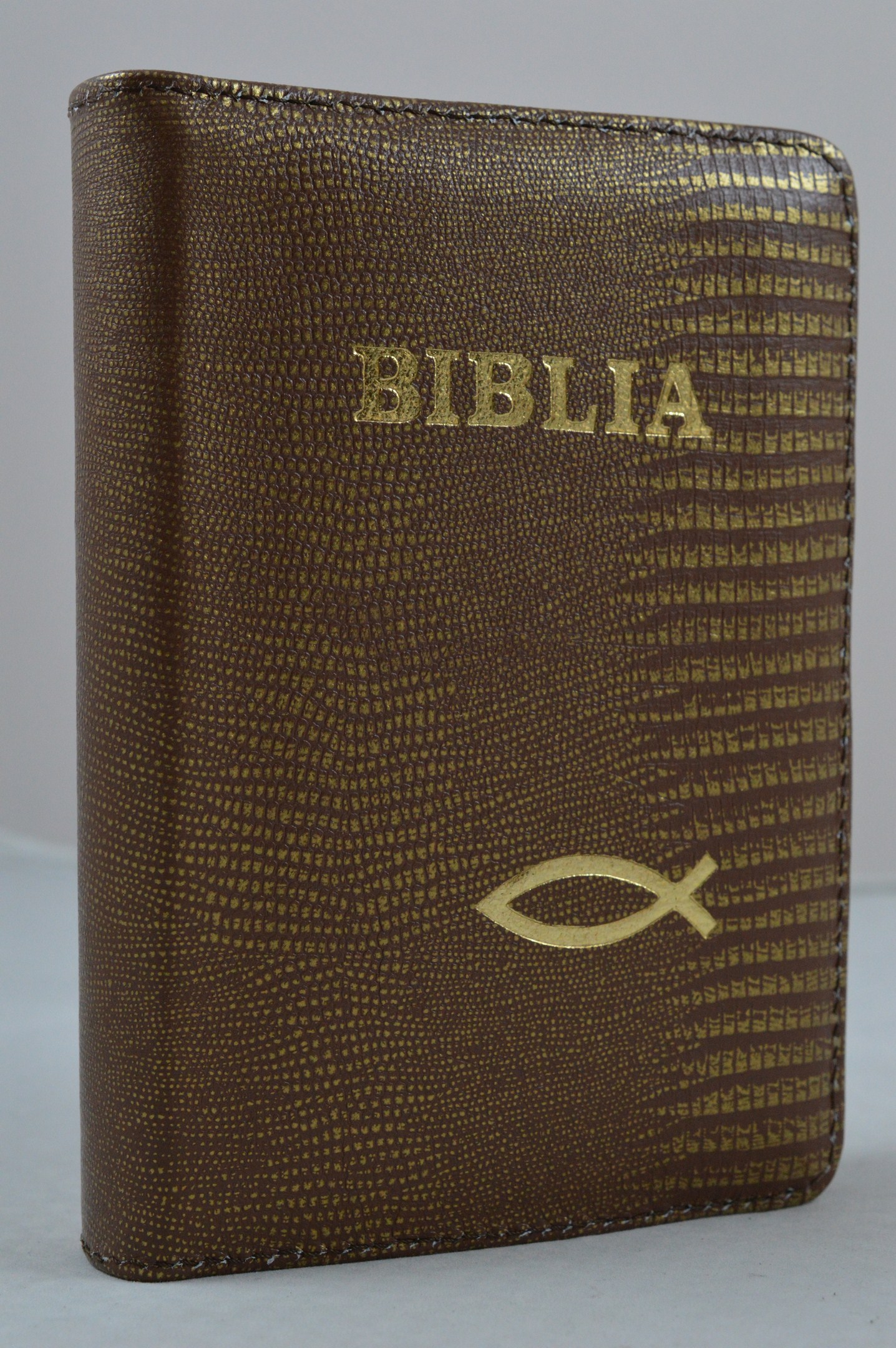 Biblie din piele, dimensiune, maro auriu , fermoar, simbol peste, cuv. lui Isus in rosu [043 A]