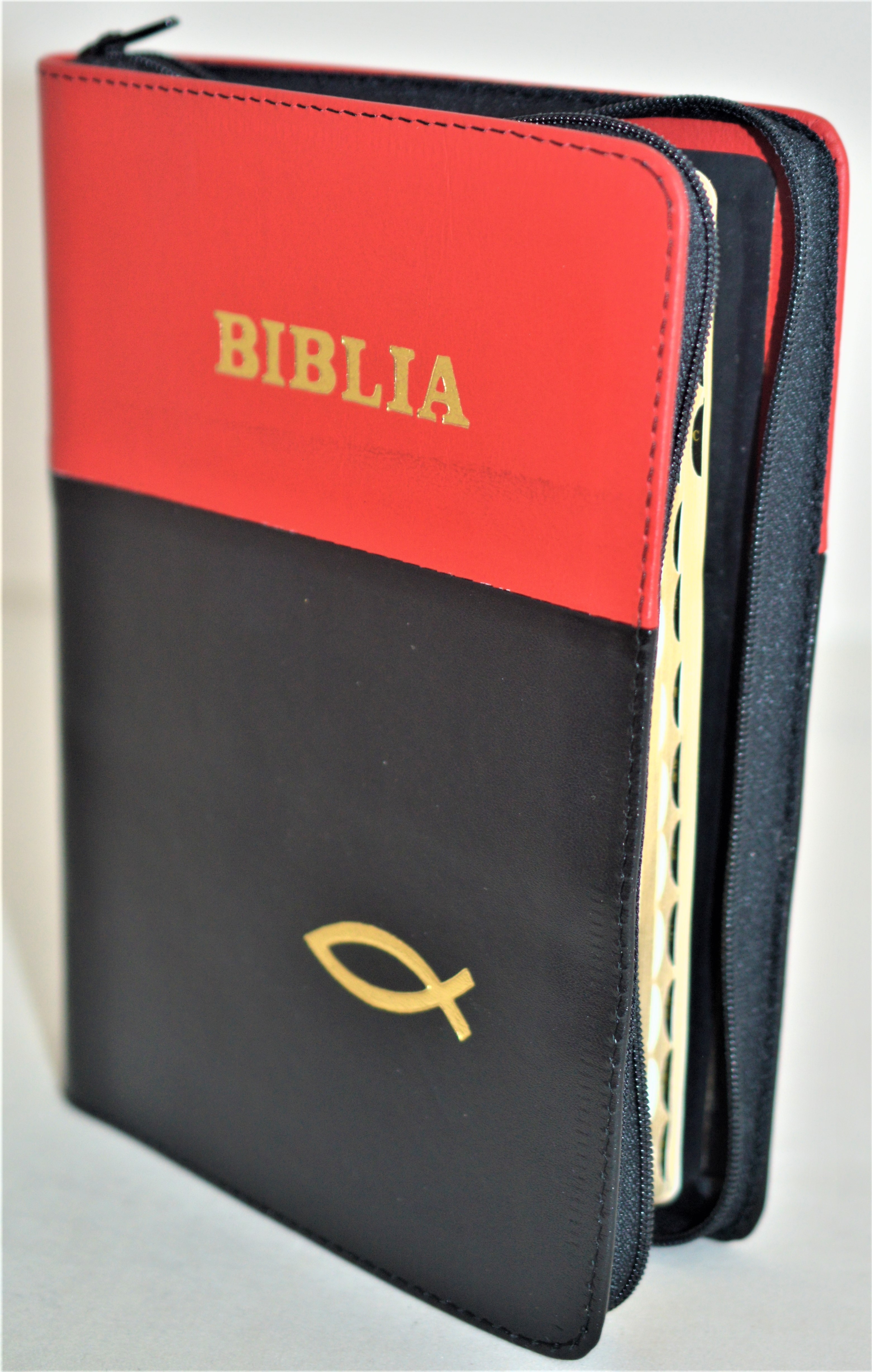 Biblie din piele, marime medie, culoare rosu cu negru, simbol peste, fermoar, index, margini aurii, cuv. lui Isus cu rosu [SB 057 PFI]